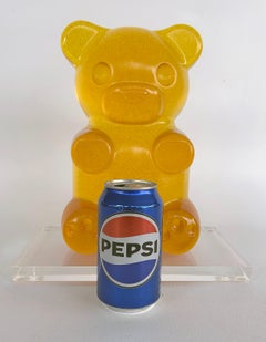 Escultura acrílica a medida de osito de peluche después de Whisbe sobre base de Lucite