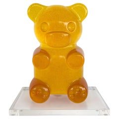 Escultura acrílica a medida de osito de peluche después de Whisbe sobre base de Lucite