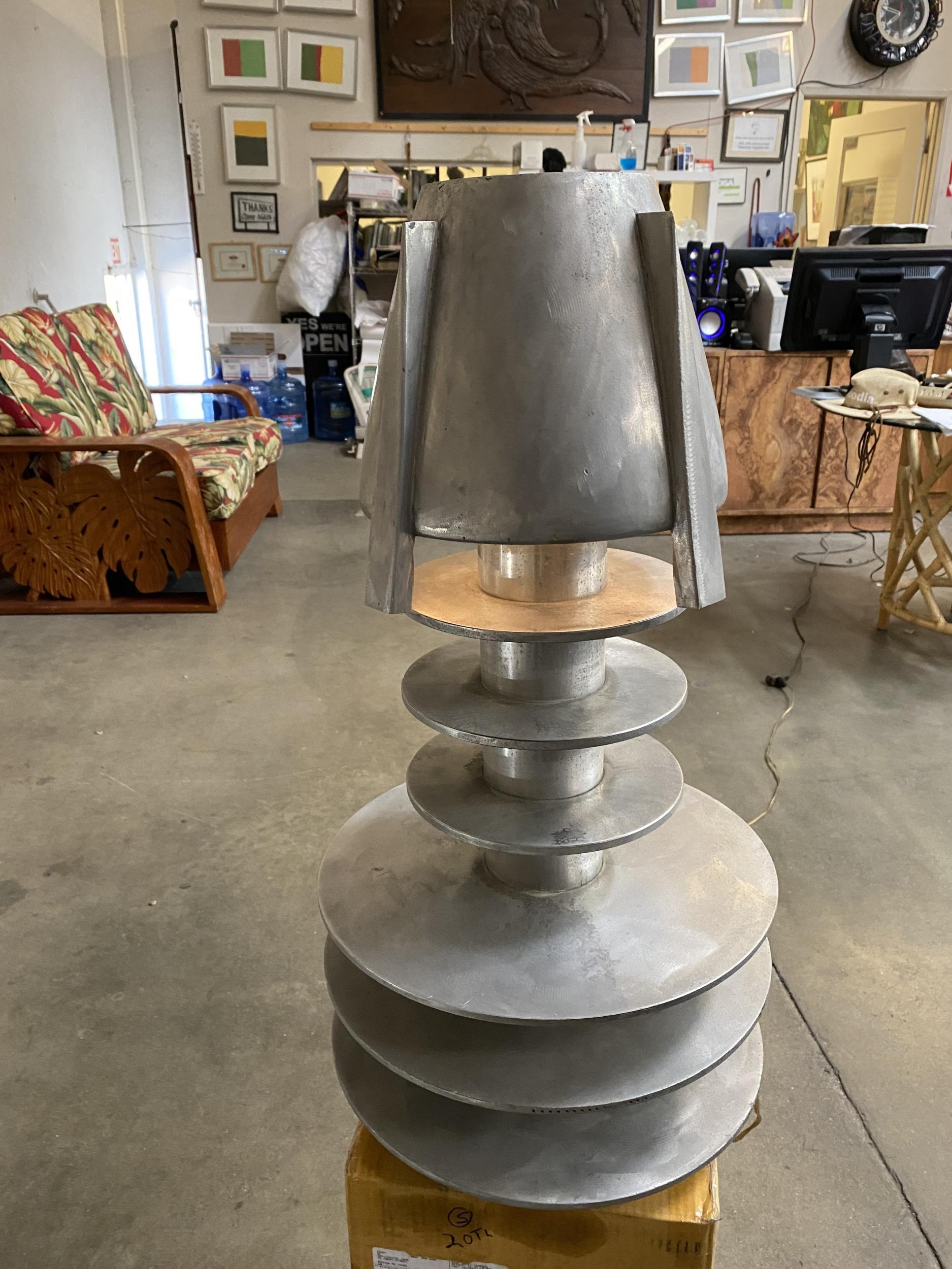 Lampe clignotante en aluminium pour avion faite sur mesure, avec une lampe fabriquée à partir de pièces de turbine de moteur à réaction. La lampe clignote en une seconde entre deux voltages.