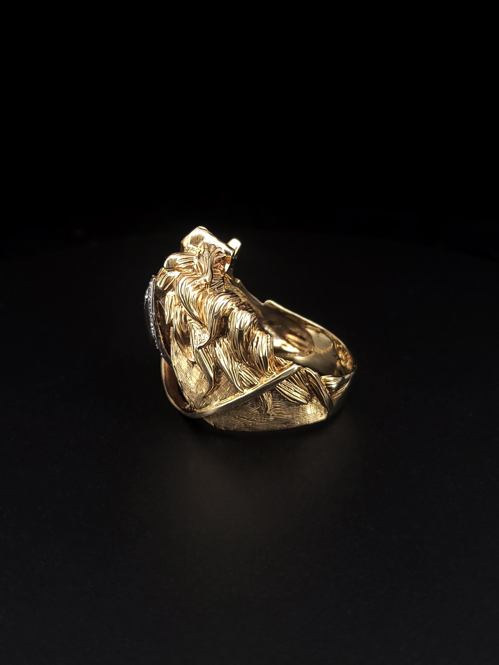 Custom Made Antique Horse Ring in 14k Gold and VS G Diamonds In New Condition For Sale In New York, NY