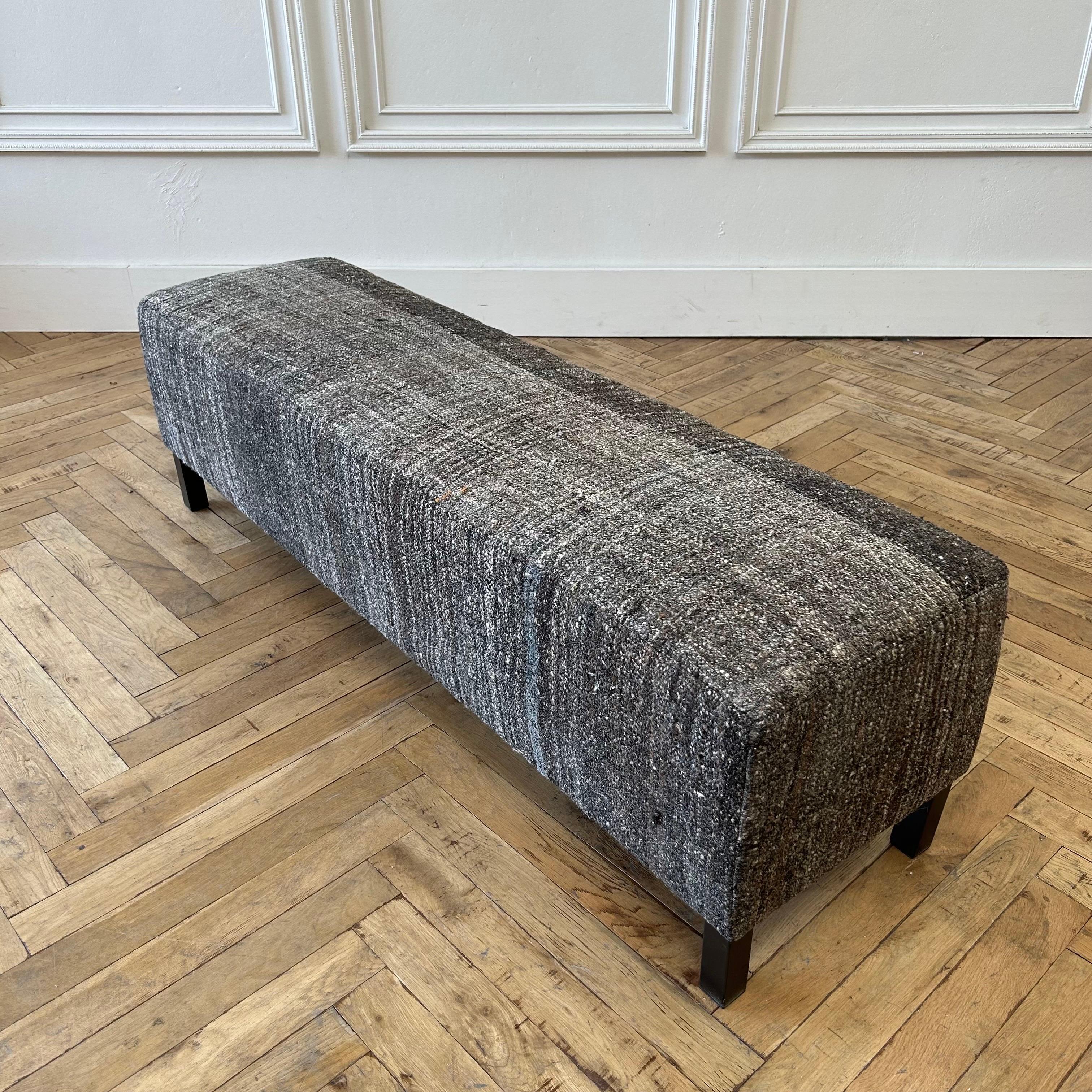 Tabouret de cocktail en fer fabriqué sur mesure et tapis turc en laine vintage. Le cadre est en métal, finition bronze antique. Tapis turc en laine ancienne, dans des tons neutres et délavés de taupes et de bruns. 
Un plateau en mousse ferme en fait