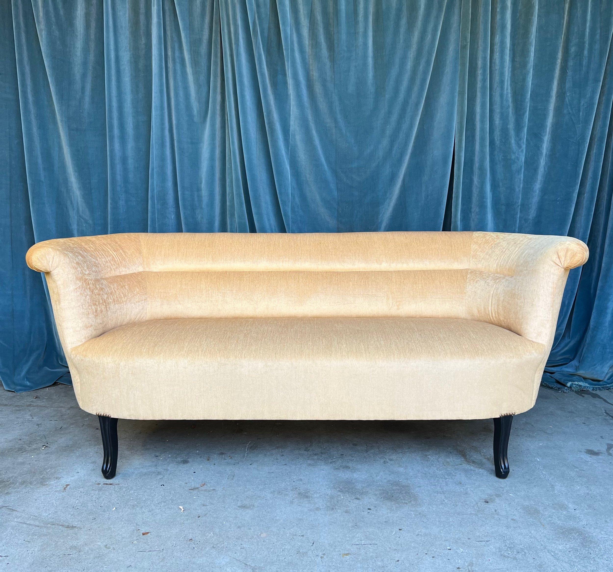 Ein kürzlich entworfenes Sofa, das auf einem klassischen französischen Art-Déco-Design aus den 1920er Jahren basiert. Dieses atemberaubende Stück wird auf traditionelle Weise hergestellt, mit handgebundenen Federn und einer Rosshaar-Konstruktion für