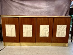 Credenza artigianale su misura in Wood con inclusioni di ceramica fatte a mano da Kat's