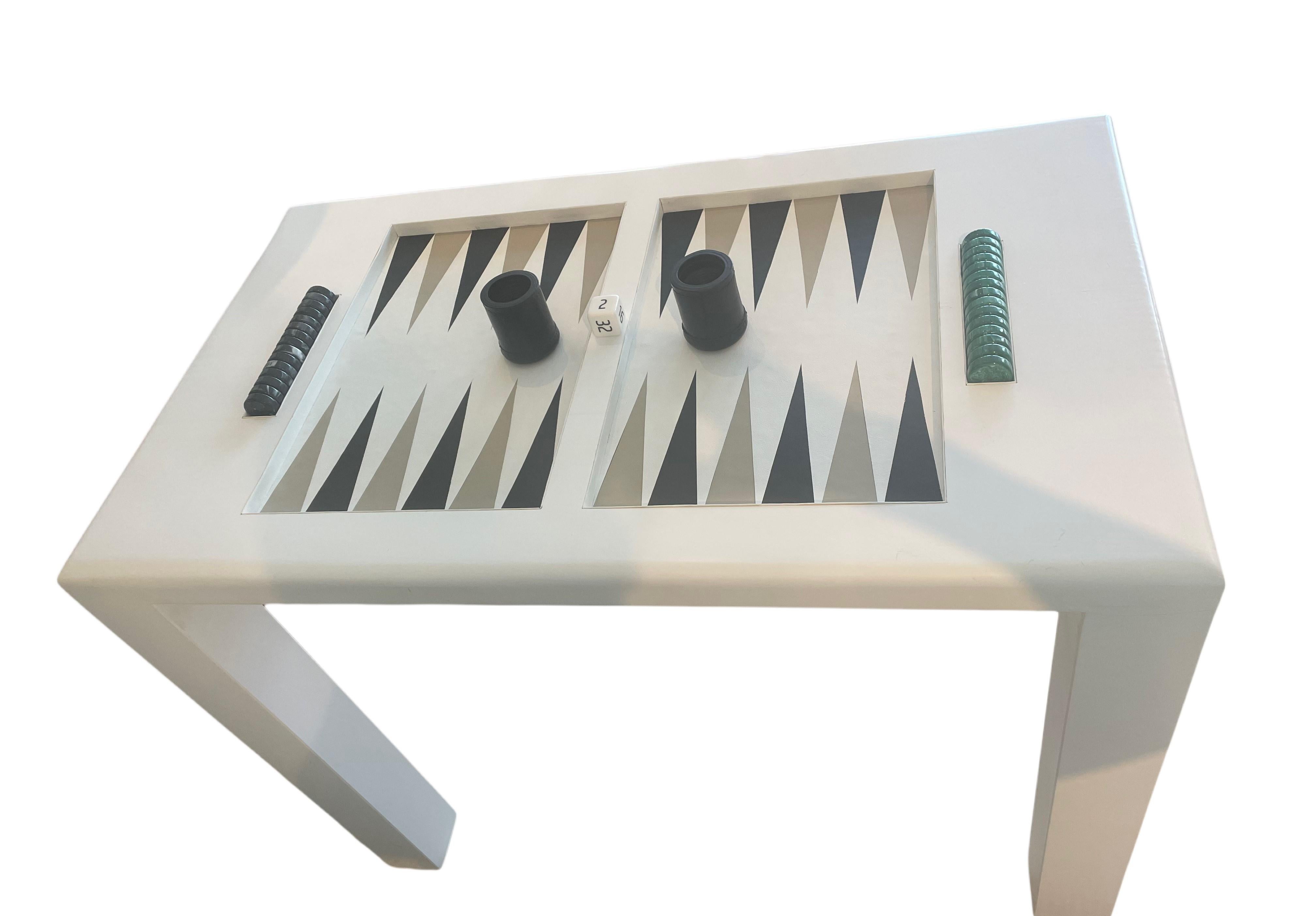 Dieser Backgammon-Tisch aus lackiertem Holz ist erhältlich UND ein Beispiel für einen Tisch, der in jeder Größe und Farbkombination hergestellt werden kann. Diese mit viel Liebe zum Detail handgefertigten Backgammon-Tische werten jeden Raum auf und
