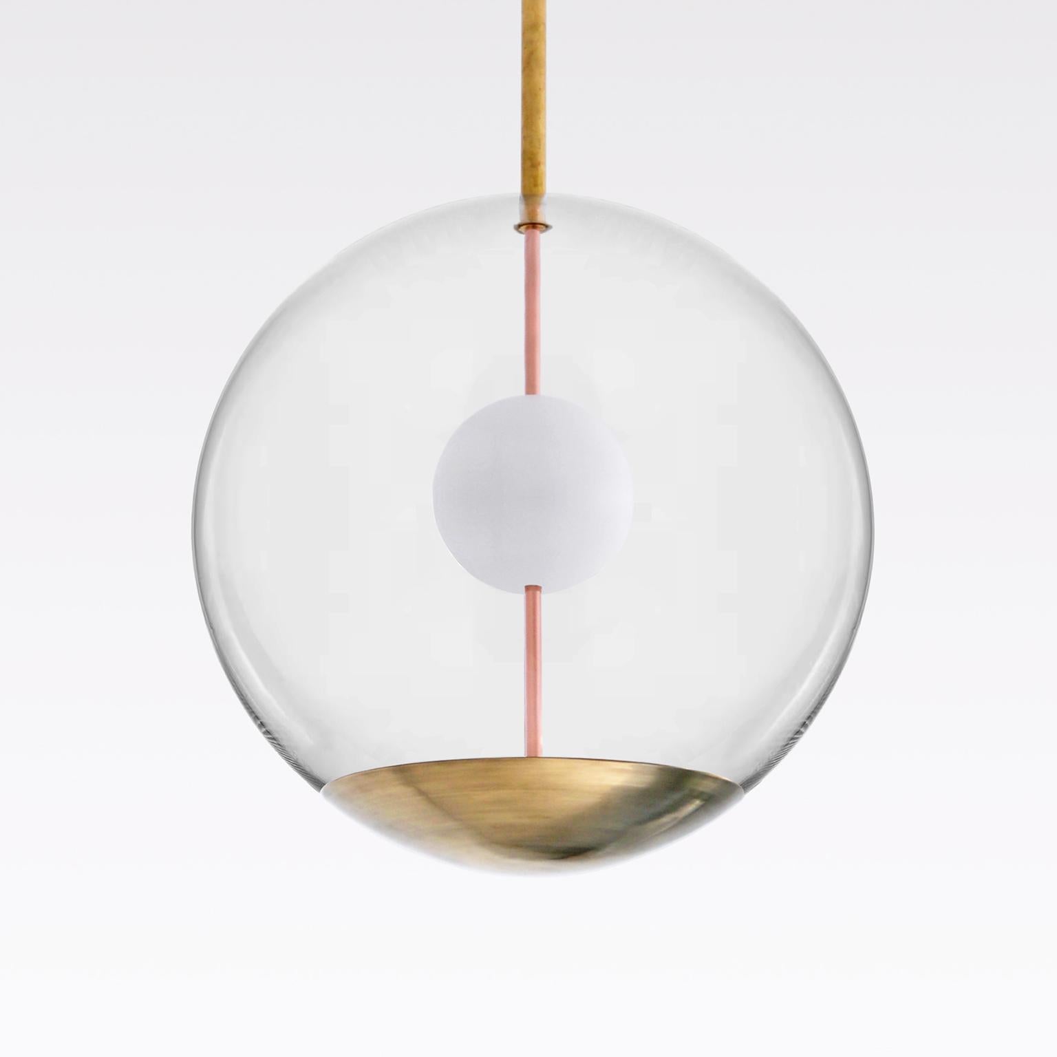 Plafonnier boule sur mesure en verre transparent, laiton et verre opale.
Pour la lumière réfléchie. Le délai de production est de 8 à 10 semaines.
