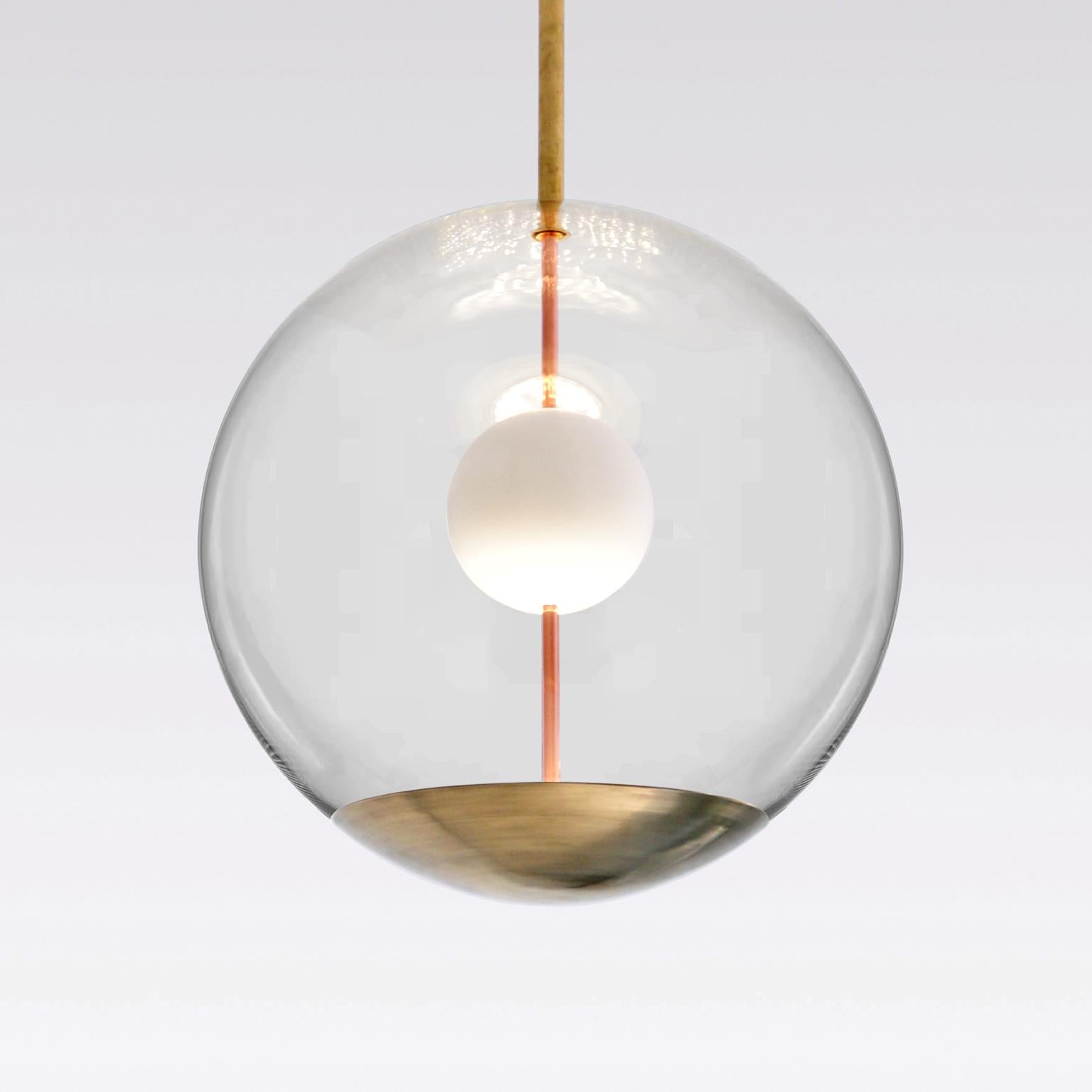 Moderne Plafonnier boule fabriqué sur mesure en verre transparent, laiton et verre opale en vente