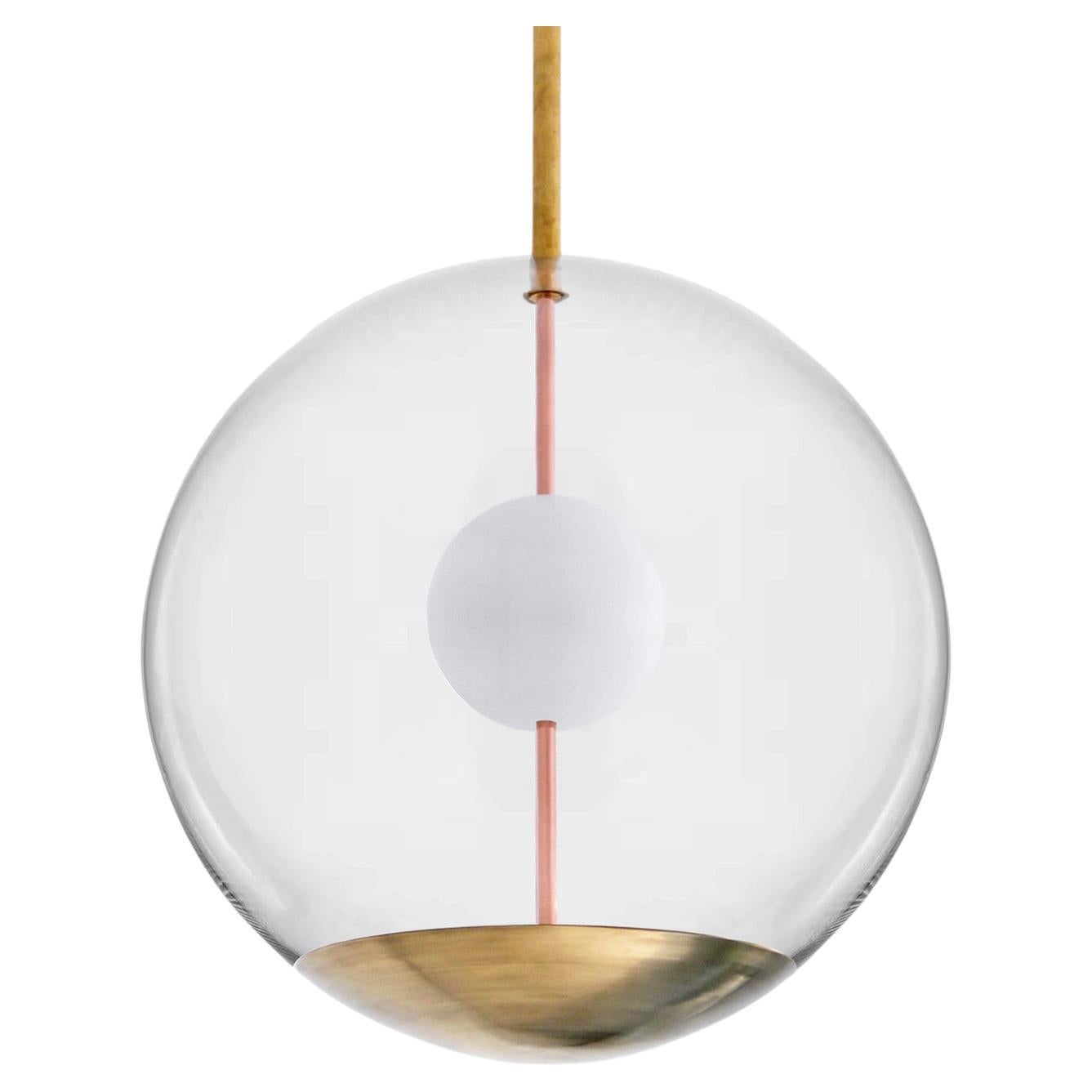 Plafonnier boule fabriqué sur mesure en verre transparent, laiton et verre opale