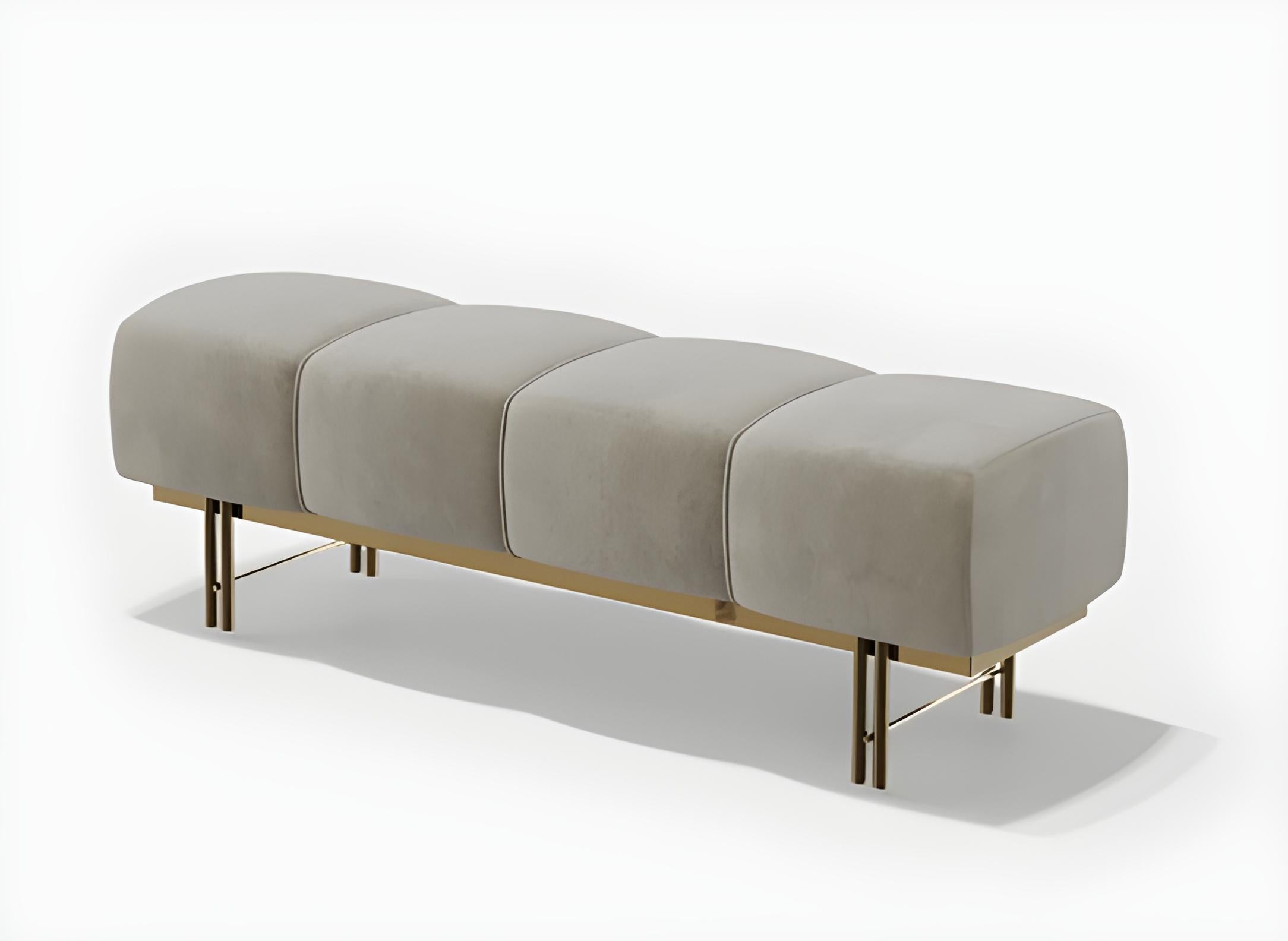 Banc fait sur mesure avec base en acier inoxydable, finition dorée et cuir Neuf - En vente à NEW YORK, NY