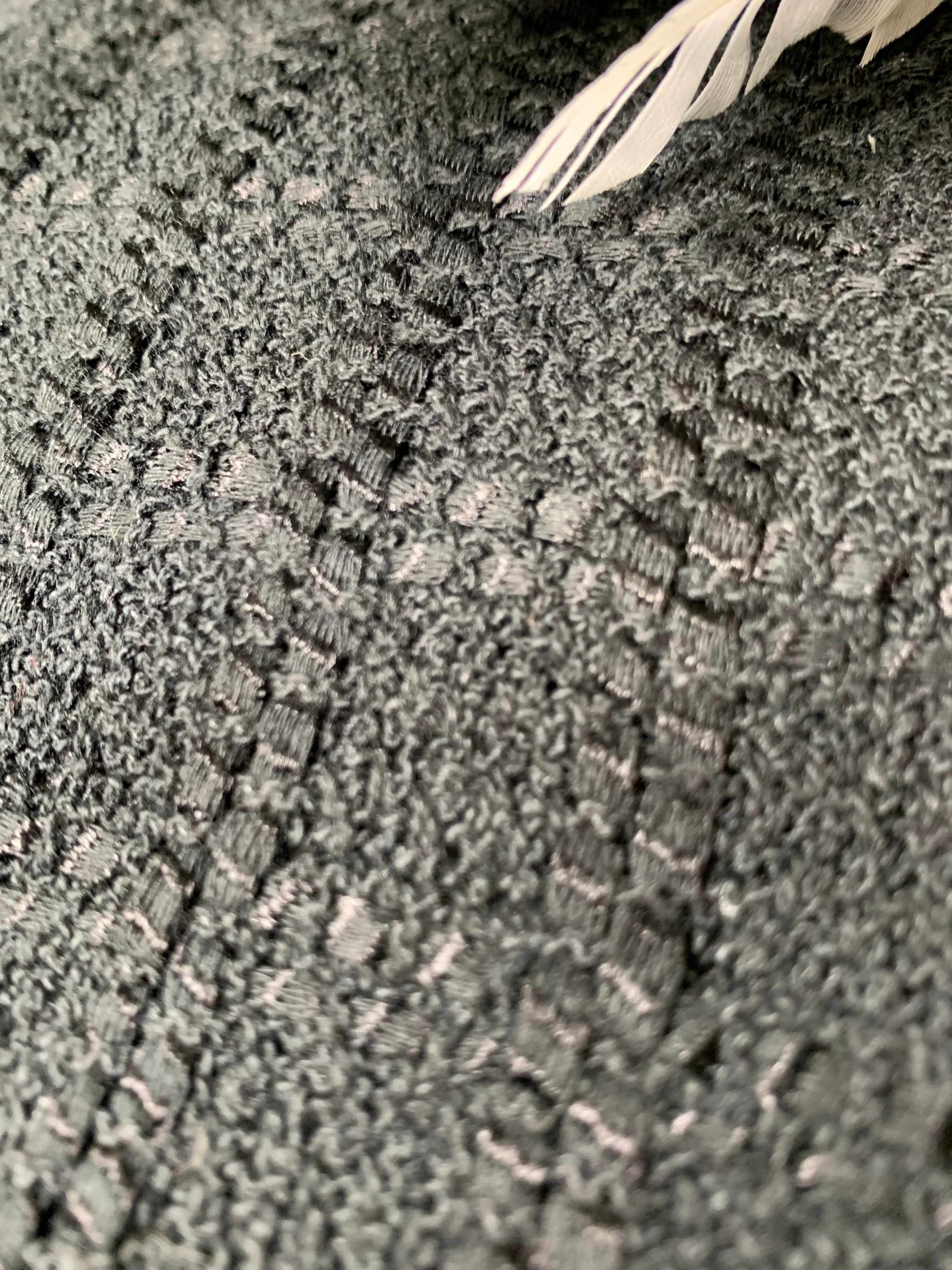Bordo largo su misura in bouclé di lana nera con Silhouette e piume a spruzzo in vendita 6
