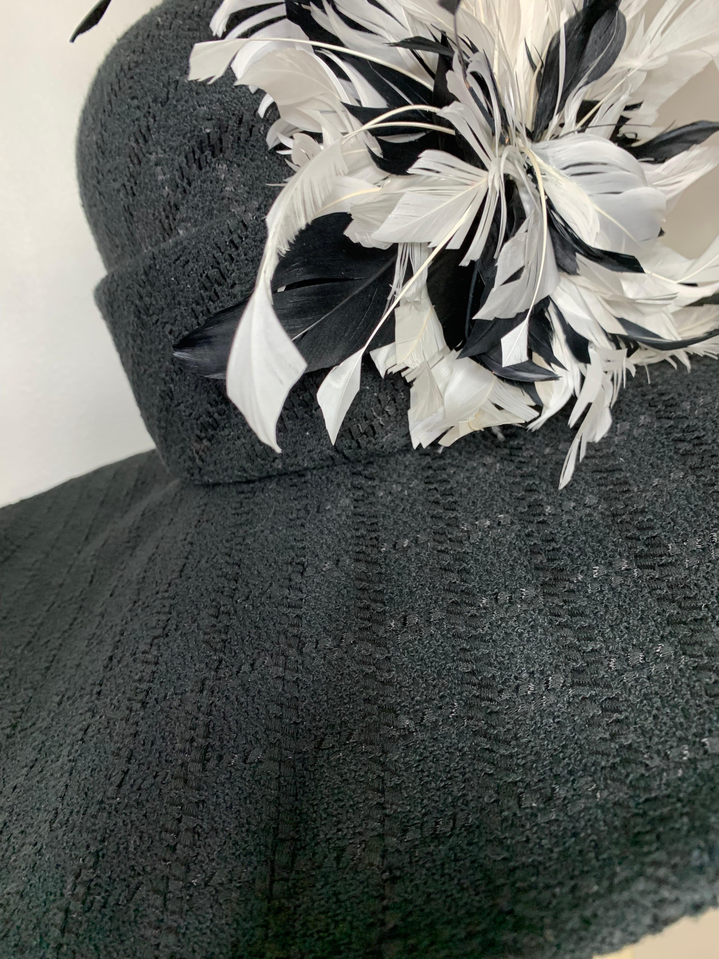 Bordo largo su misura in bouclé di lana nera con Silhouette e piume a spruzzo in vendita 8