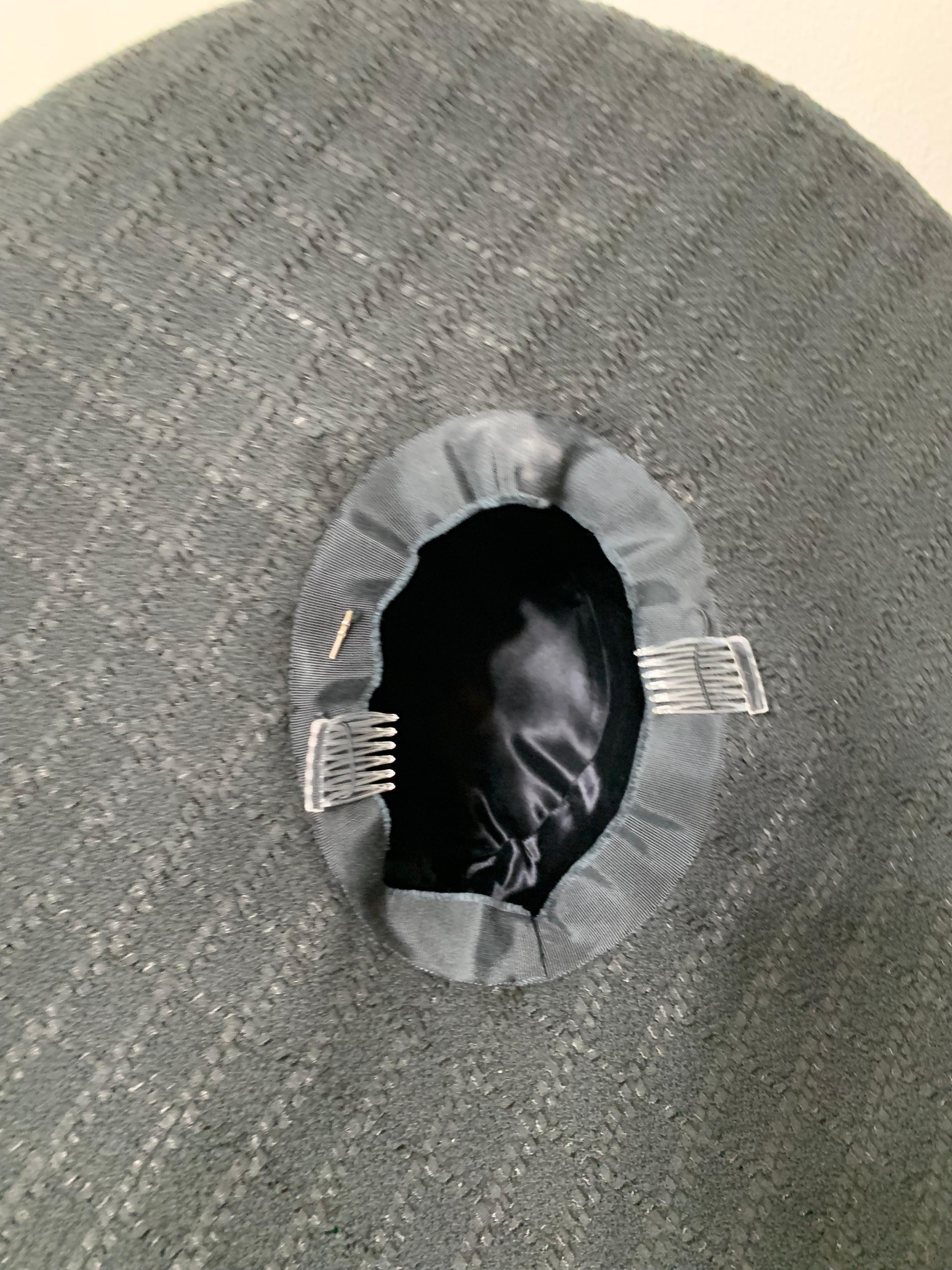 Bordo largo su misura in bouclé di lana nera con Silhouette e piume a spruzzo in vendita 12