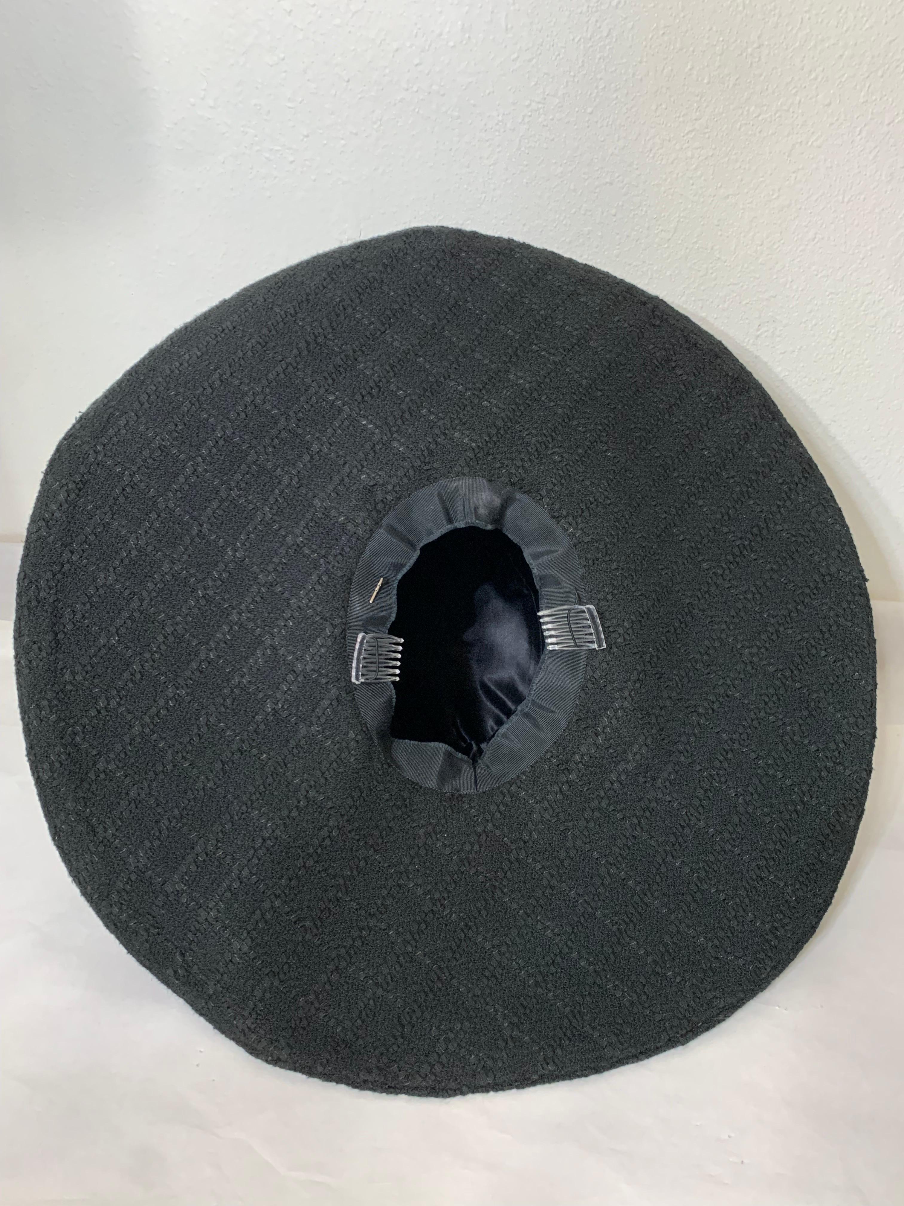 Bordo largo su misura in bouclé di lana nera con Silhouette e piume a spruzzo in vendita 13