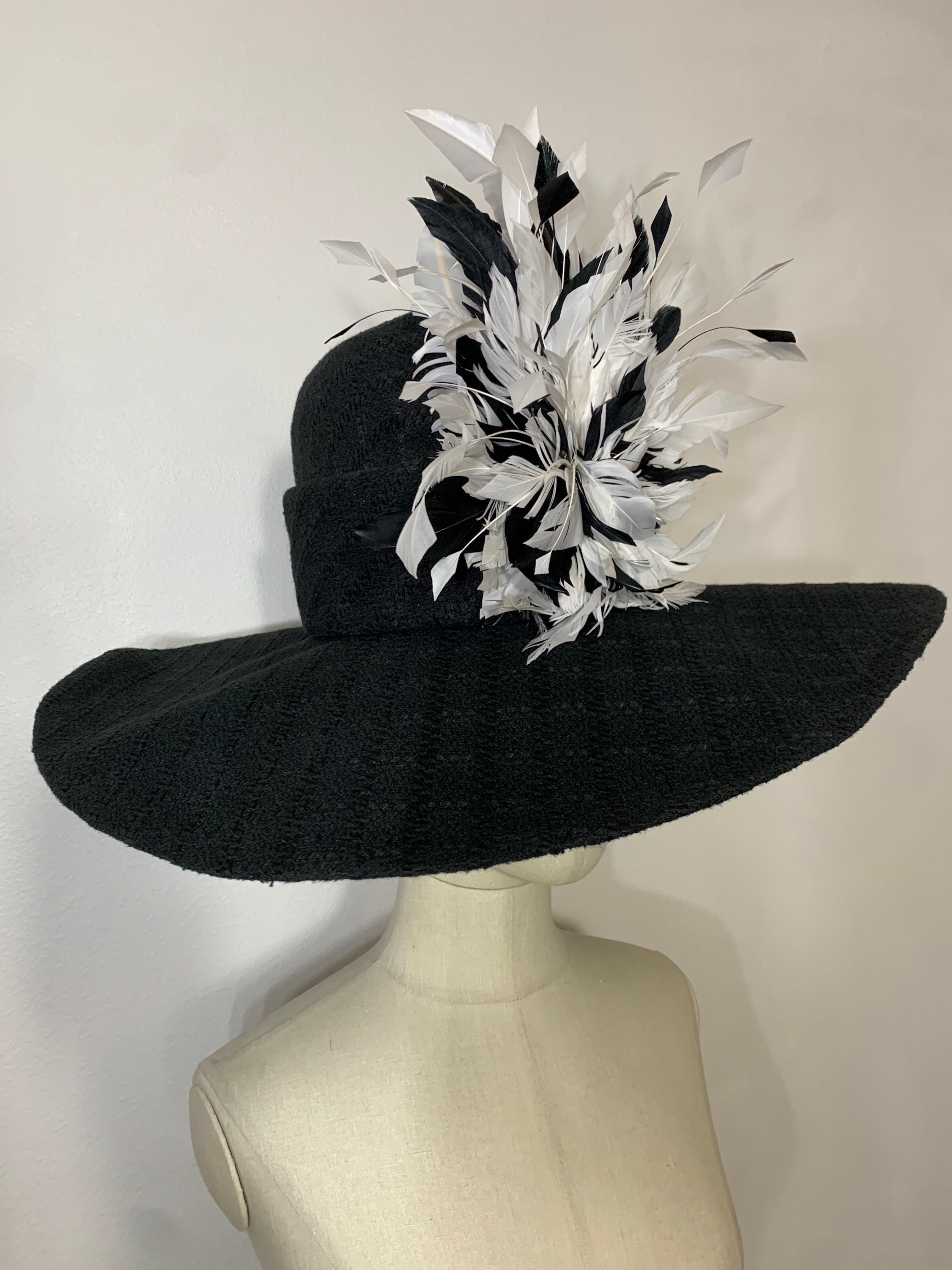 Bordo largo in lana nera Bouclé su misura con Silhouette e spray di piume:  Un'atmosfera sorprendentemente austera con un esuberante spruzzo di piume di struzzo sul davanti. Suzanne Couture Millinery ha realizzato questo stile sorprendente con il