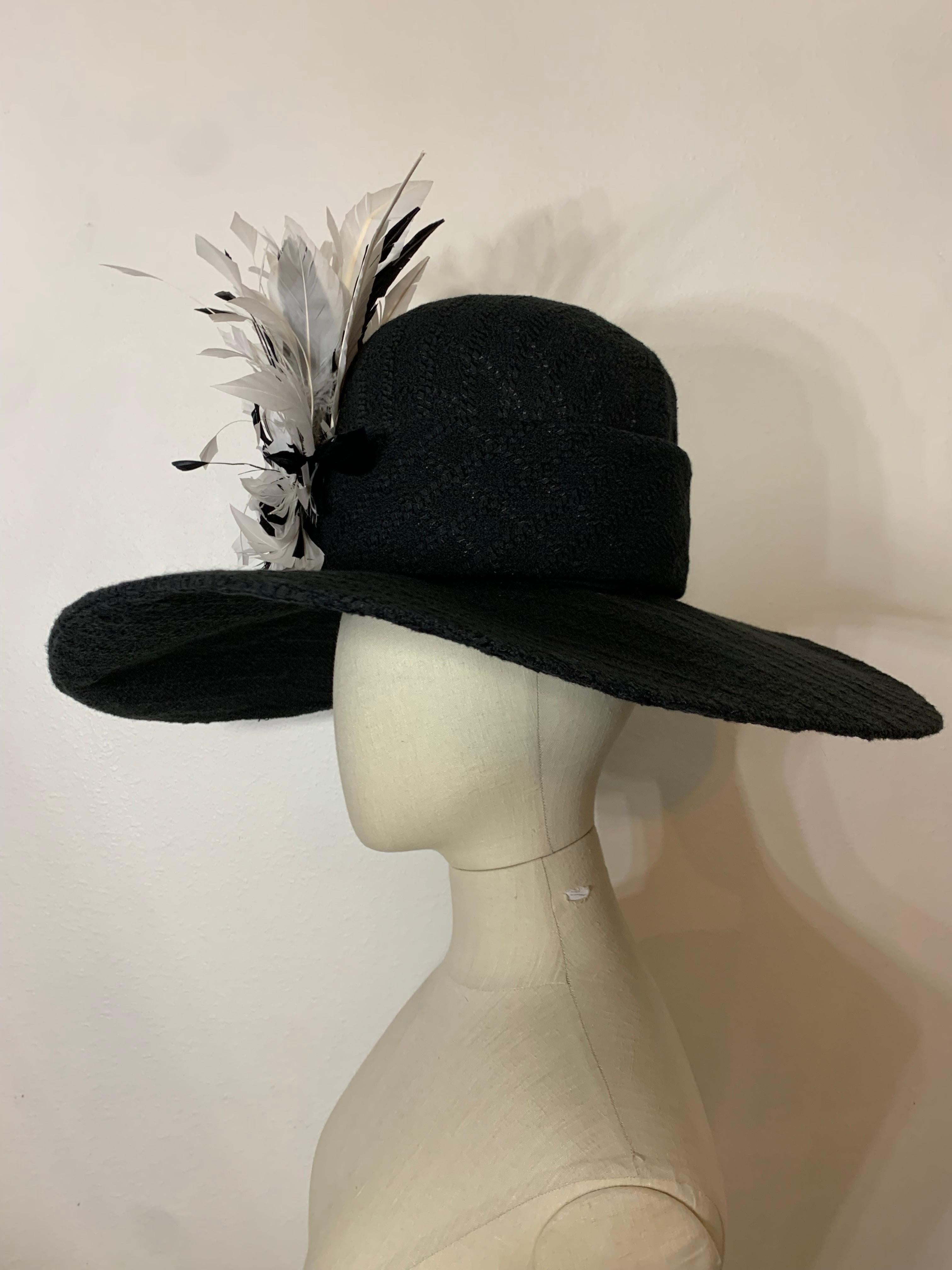 da uomo o donna Bordo largo su misura in bouclé di lana nera con Silhouette e piume a spruzzo in vendita