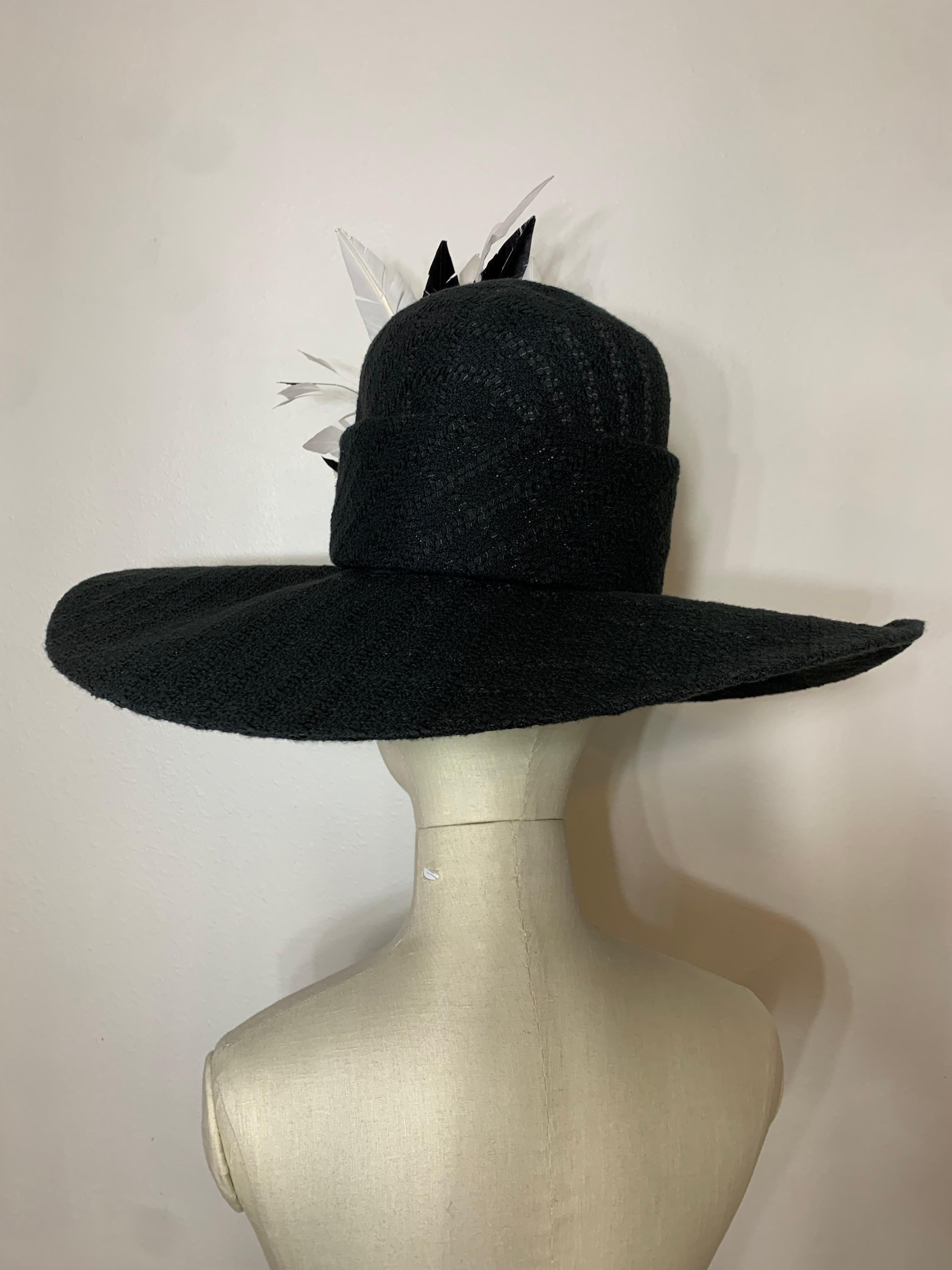 Bordo largo su misura in bouclé di lana nera con Silhouette e piume a spruzzo in vendita 1