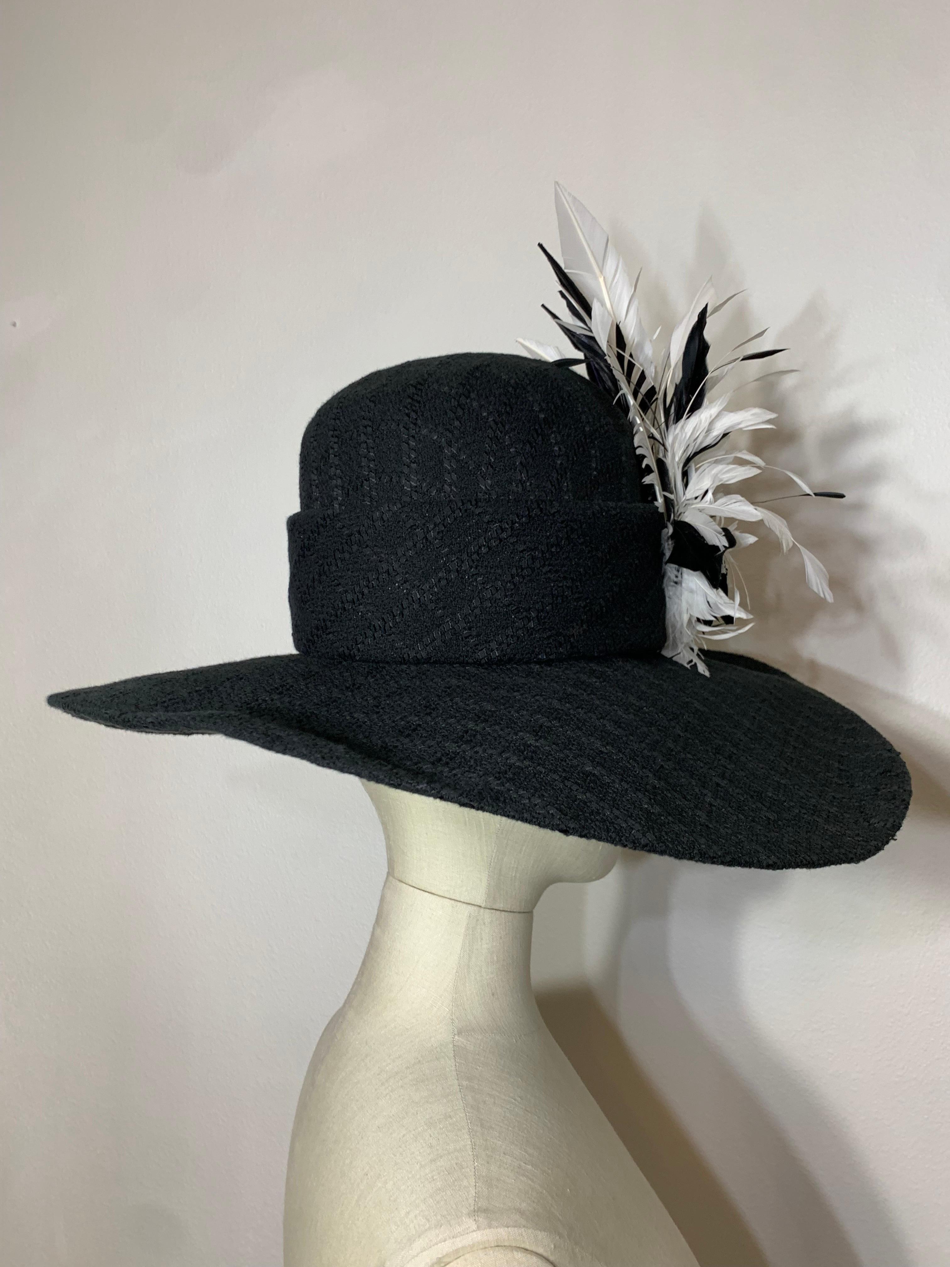 Bordo largo su misura in bouclé di lana nera con Silhouette e piume a spruzzo in vendita 2
