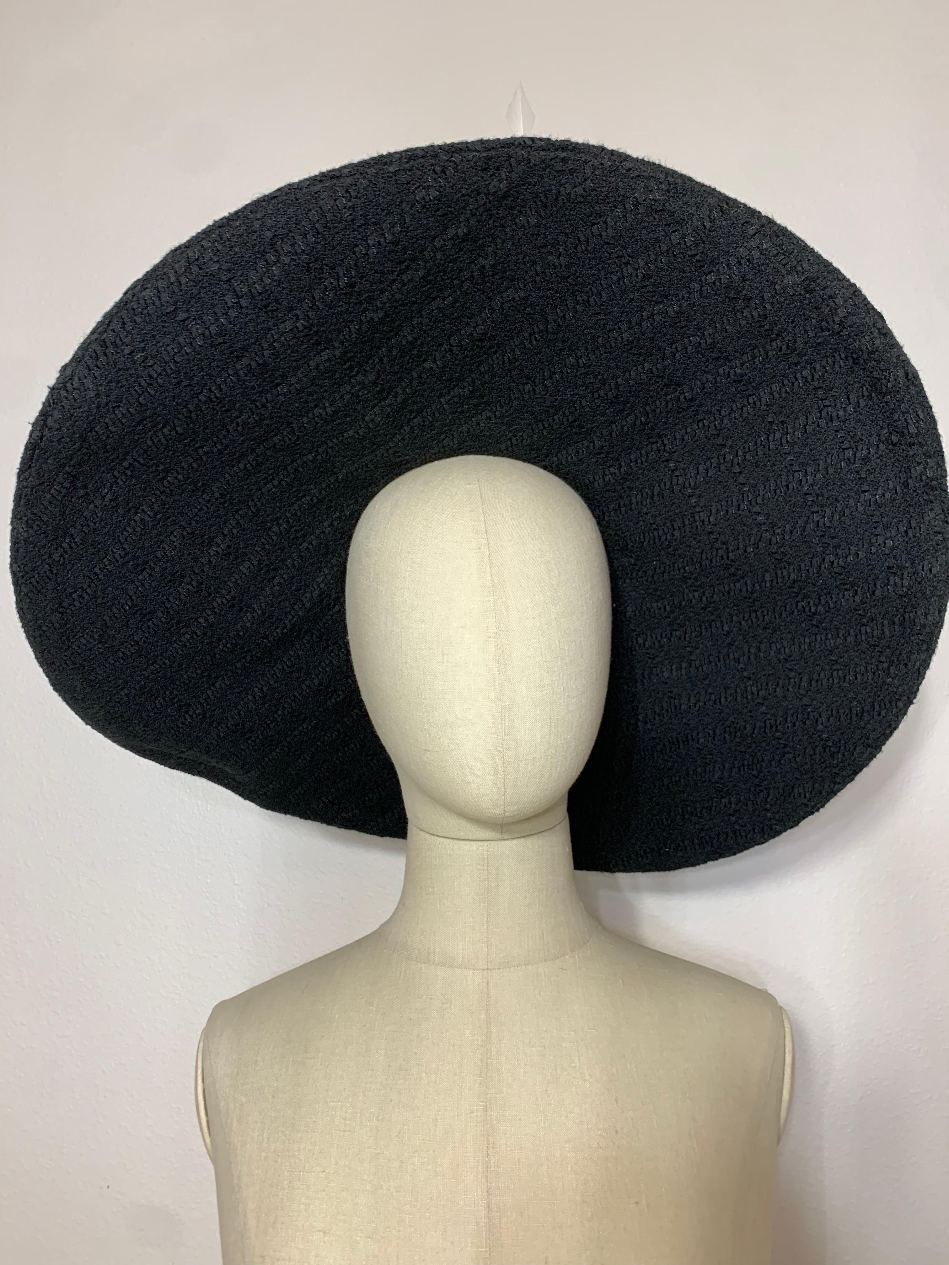 Bordo largo su misura in bouclé di lana nera con Silhouette e piume a spruzzo in vendita 3