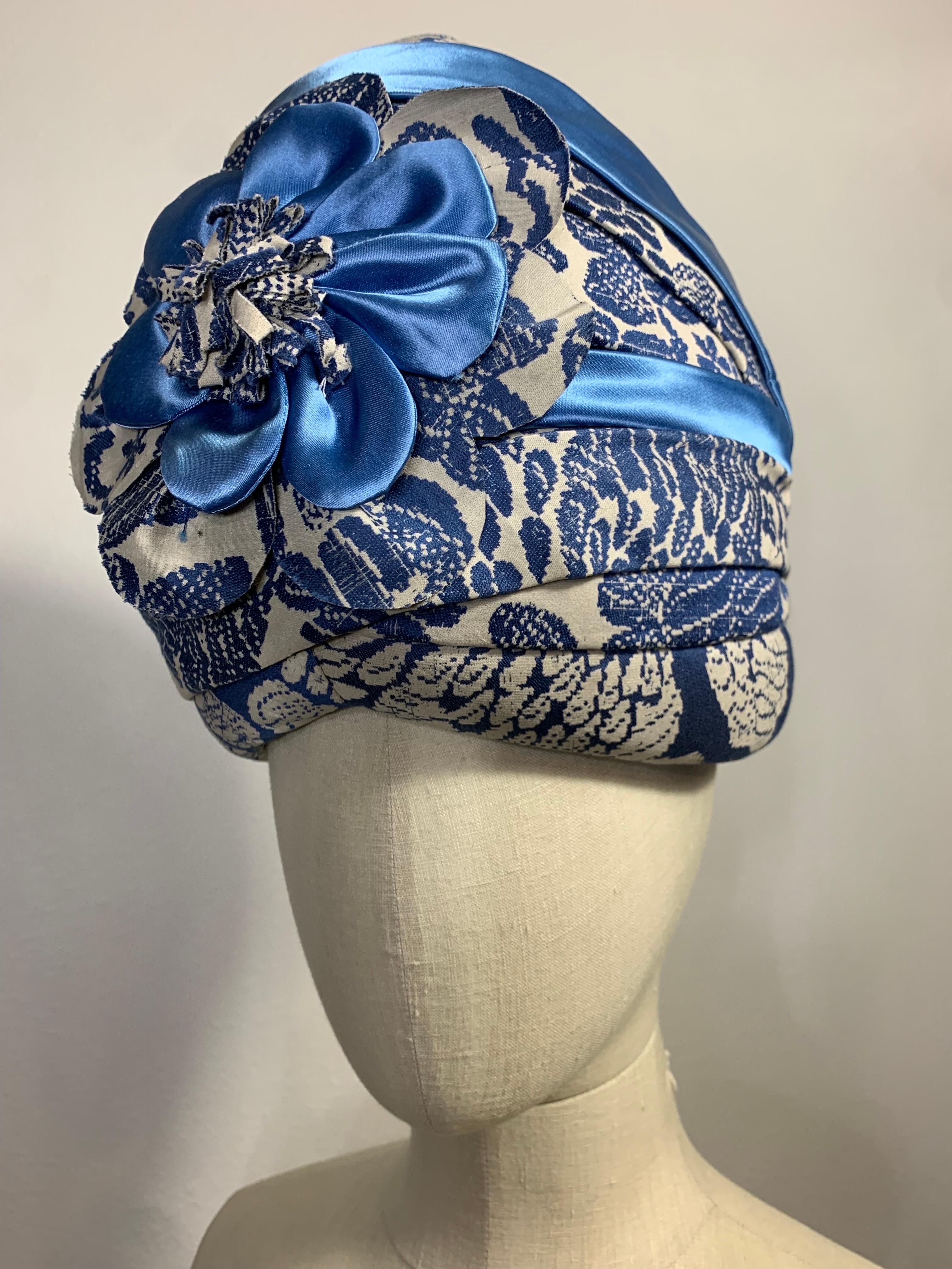 Turban à motif saule bleu sur mesure avec épingle à chapeau et fleur assortie en vente 7