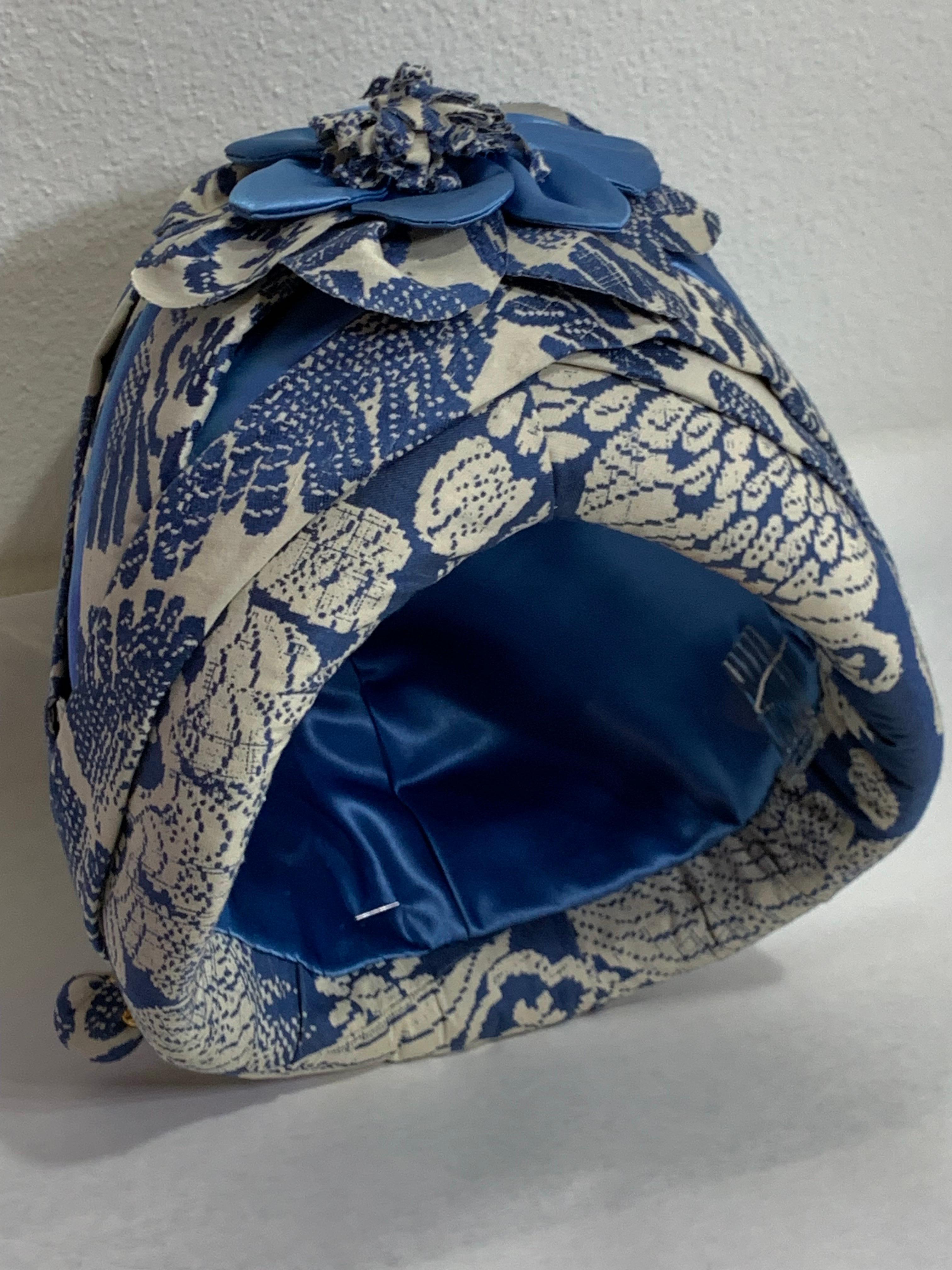 Turban à motif saule bleu sur mesure avec épingle à chapeau et fleur assortie en vente 8