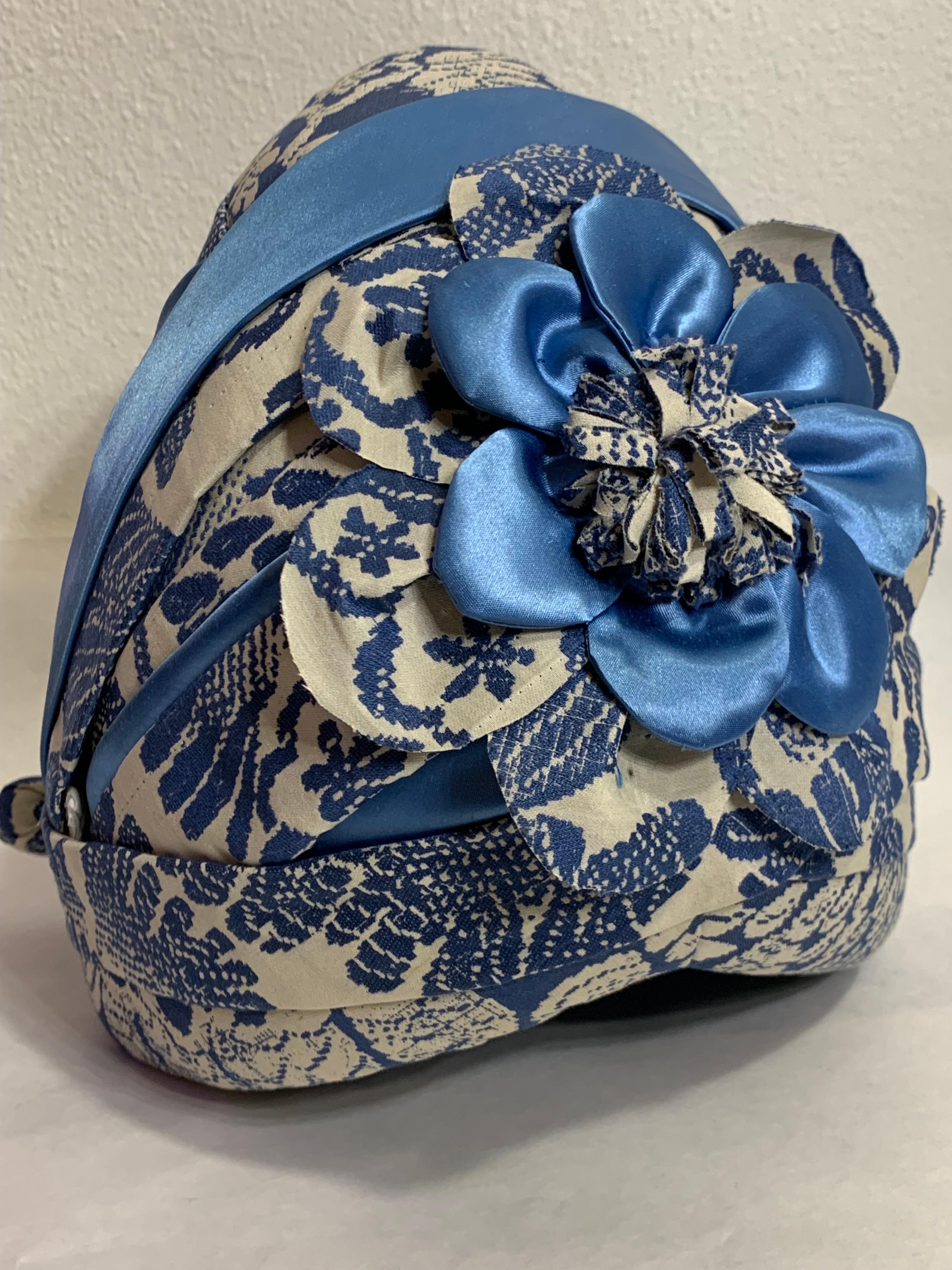 Turban à motif saule bleu sur mesure avec épingle à chapeau et fleur assortie en vente 9