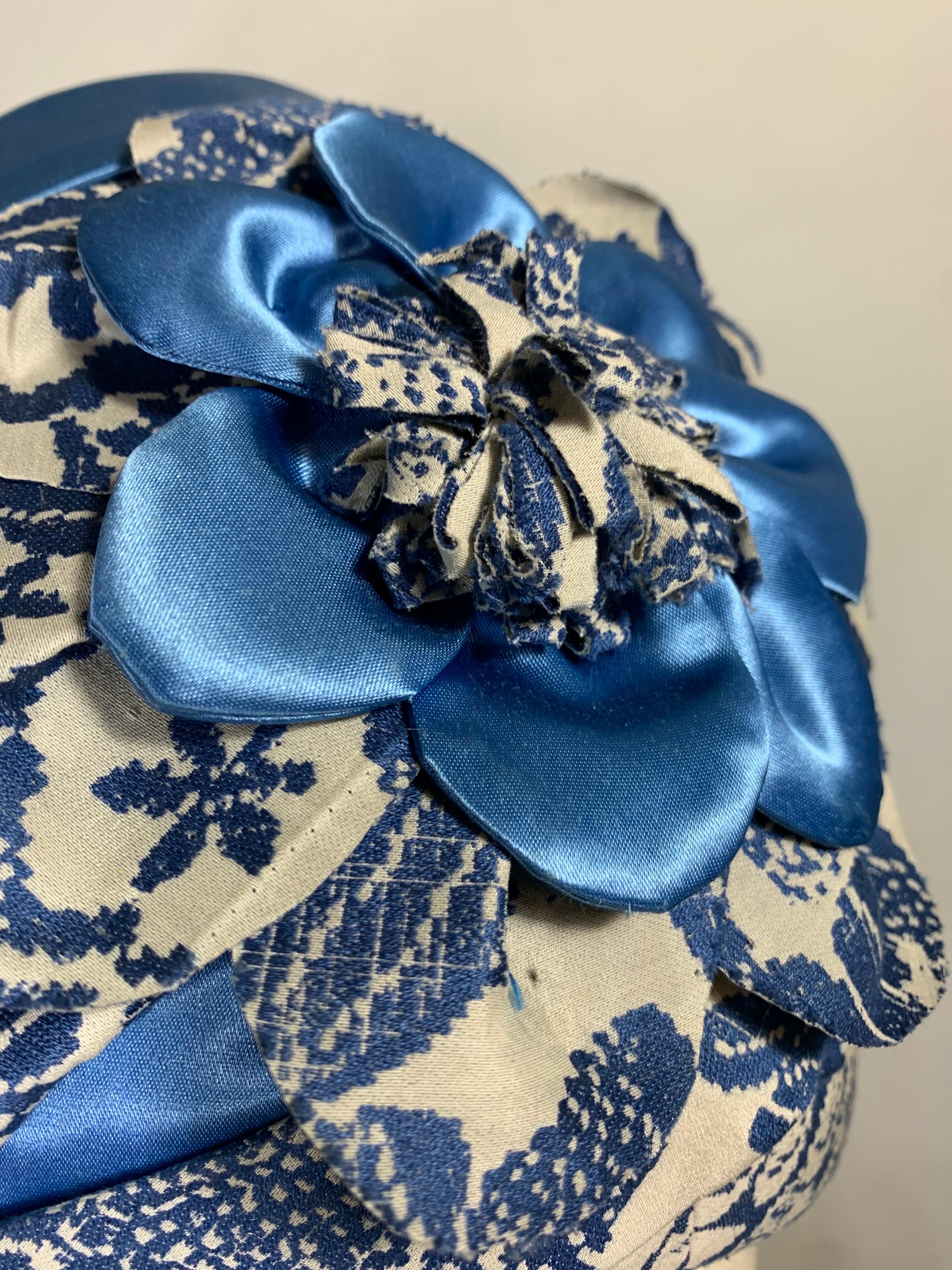 Turban à motif saule bleu sur mesure avec épingle à chapeau et fleur assortie Excellent état - En vente à Gresham, OR