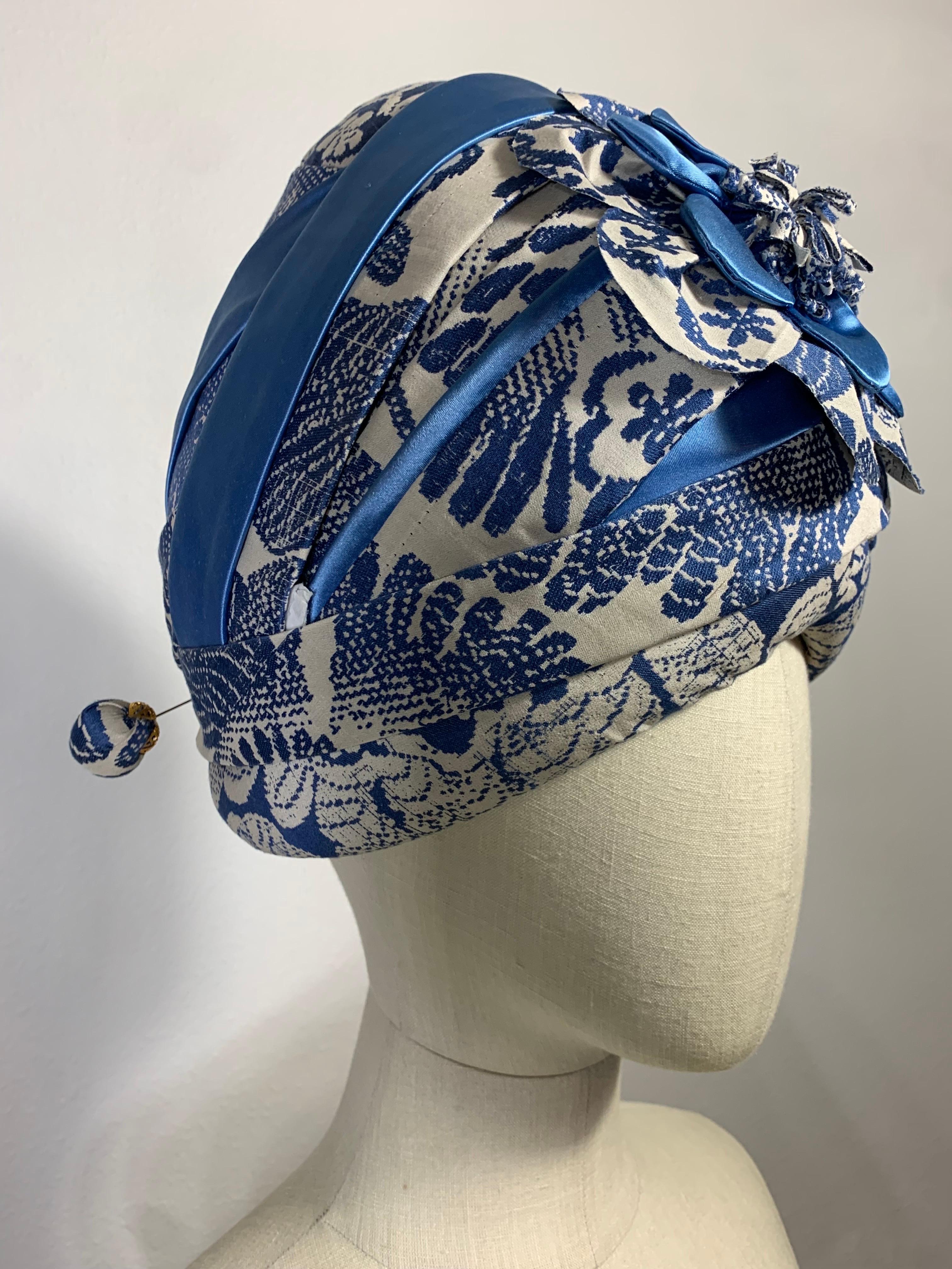 Turban à motif saule bleu sur mesure avec épingle à chapeau et fleur assortie Pour femmes en vente