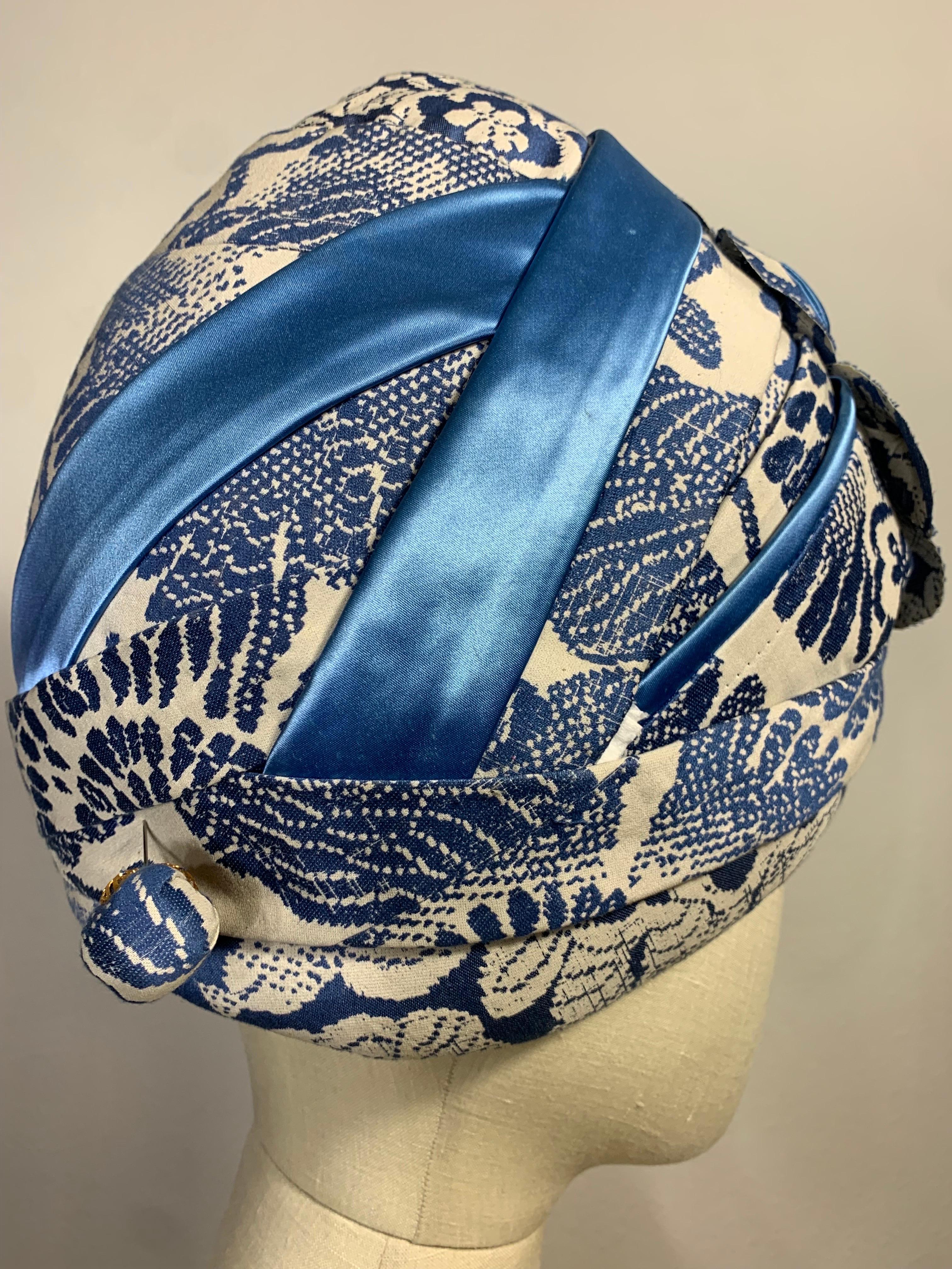 Turban à motif saule bleu sur mesure avec épingle à chapeau et fleur assortie en vente 1