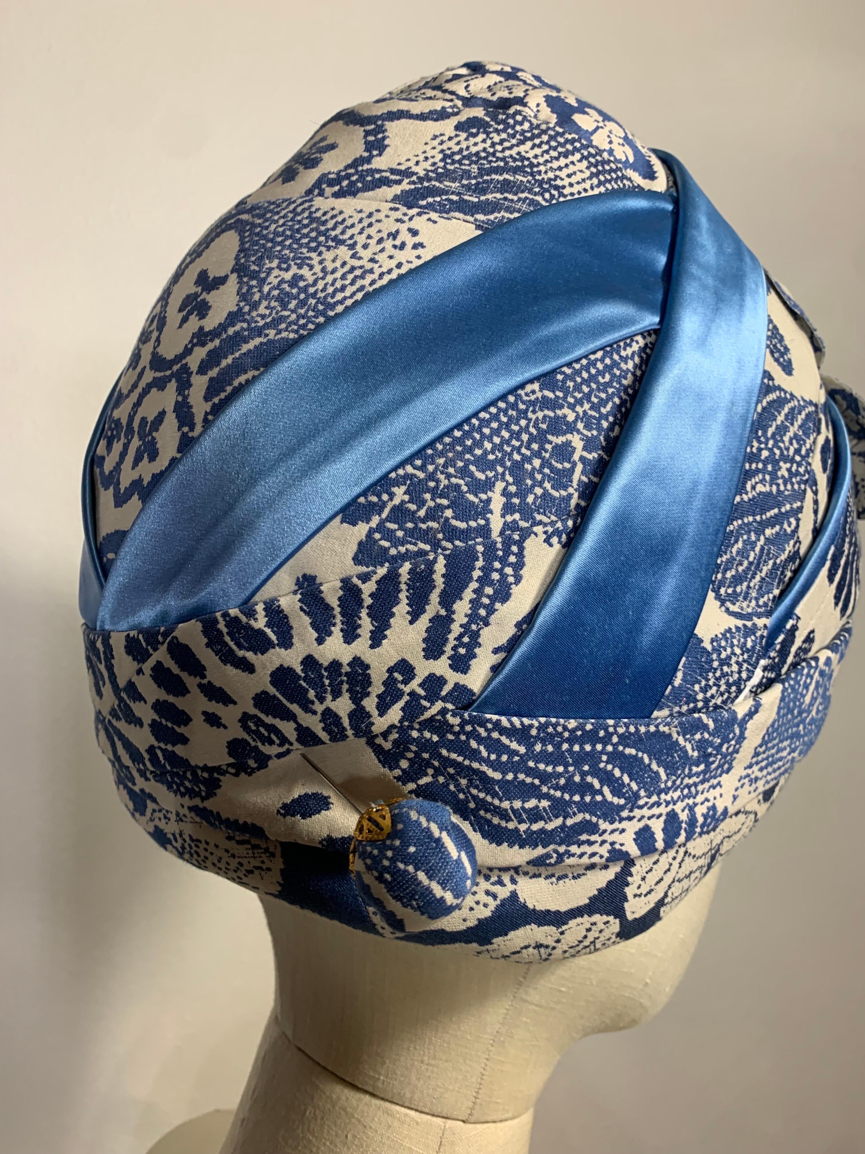 Turban à motif saule bleu sur mesure avec épingle à chapeau et fleur assortie en vente 2