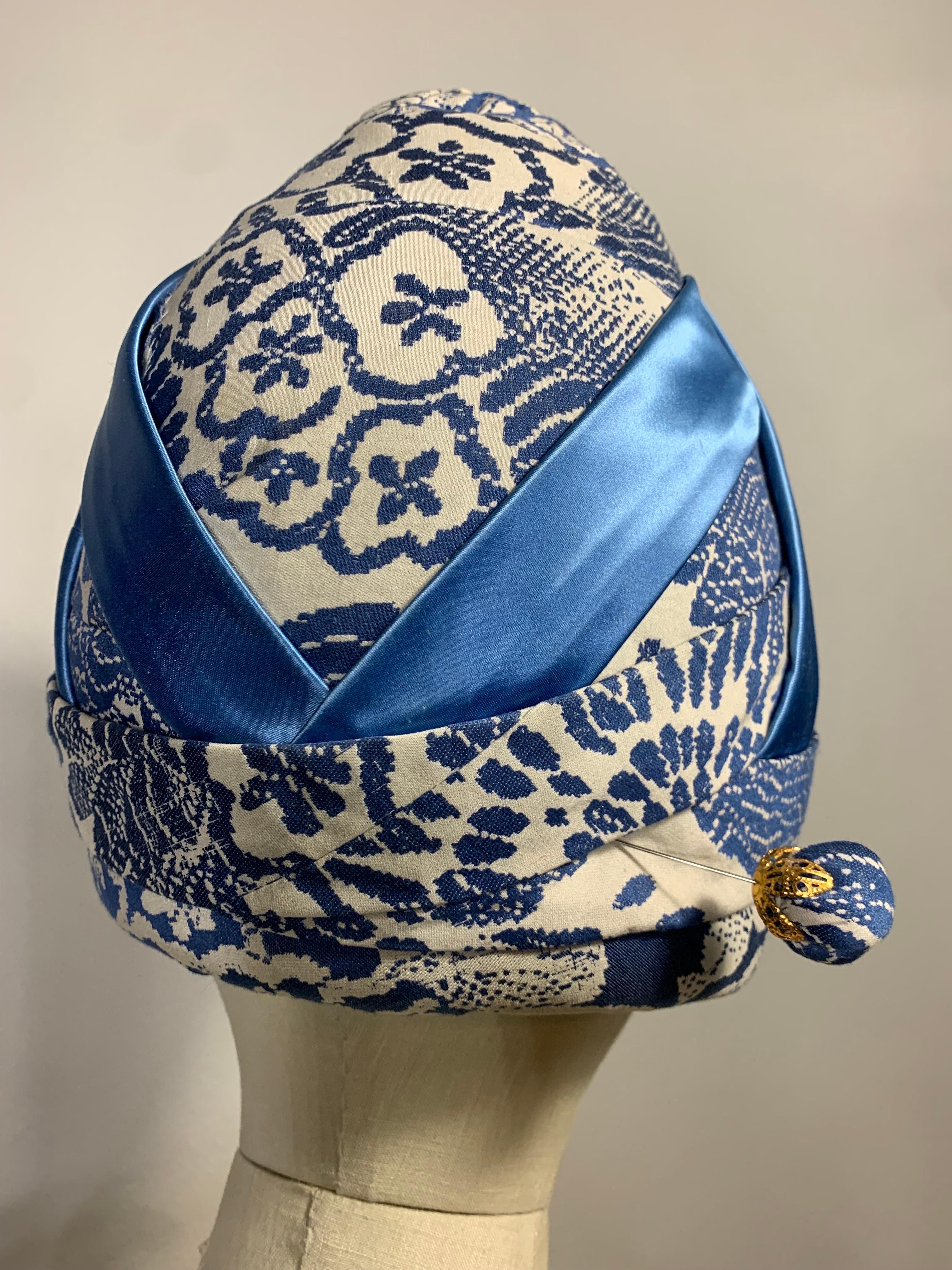 Turban à motif saule bleu sur mesure avec épingle à chapeau et fleur assortie en vente 3