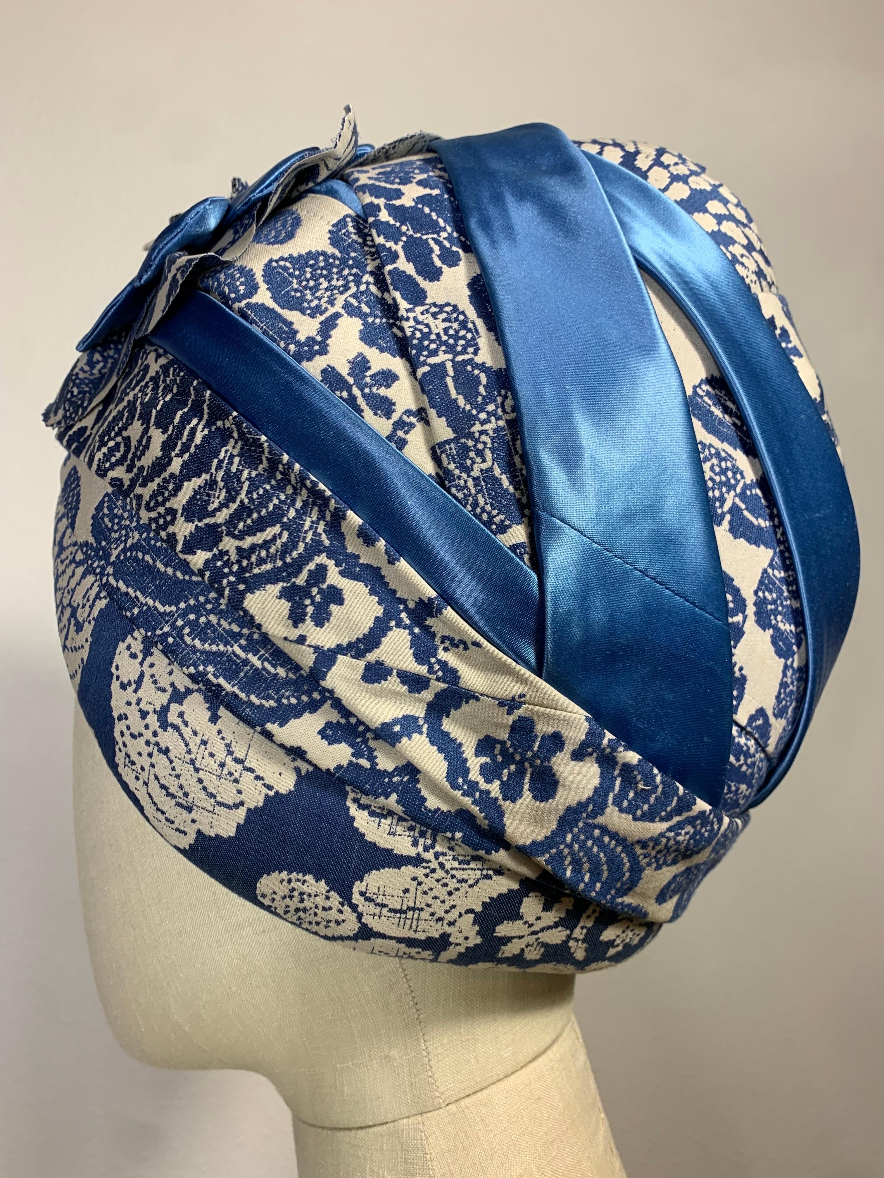 Turban à motif saule bleu sur mesure avec épingle à chapeau et fleur assortie en vente 5