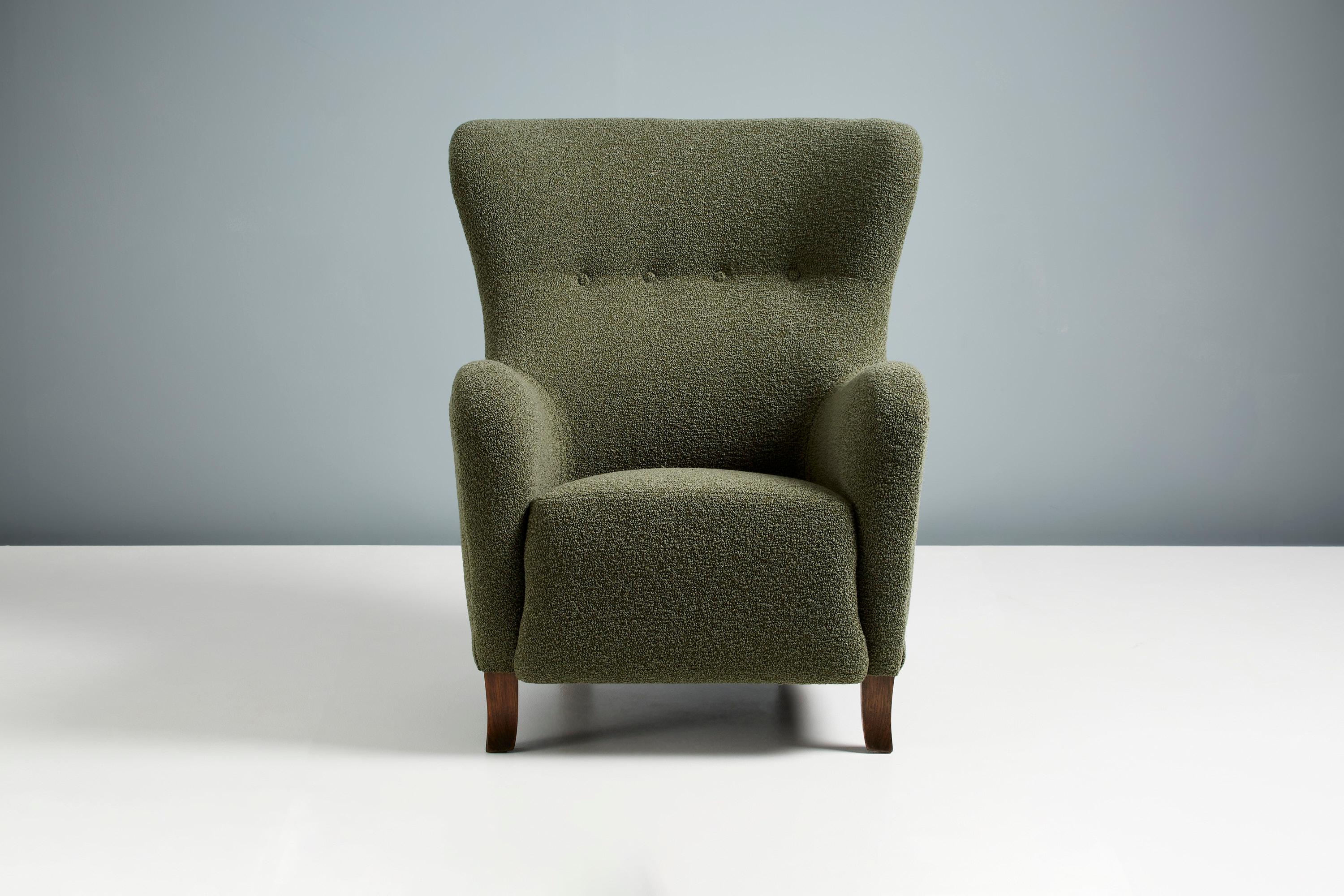 Chaise à oreilles Sampo de Dagmar Design/One

Un fauteuil à oreilles sur mesure développé et produit dans nos ateliers de Londres à l'aide de matériaux de la plus haute qualité. Le cadre est fabriqué en bois de tulipier massif et l'assise est