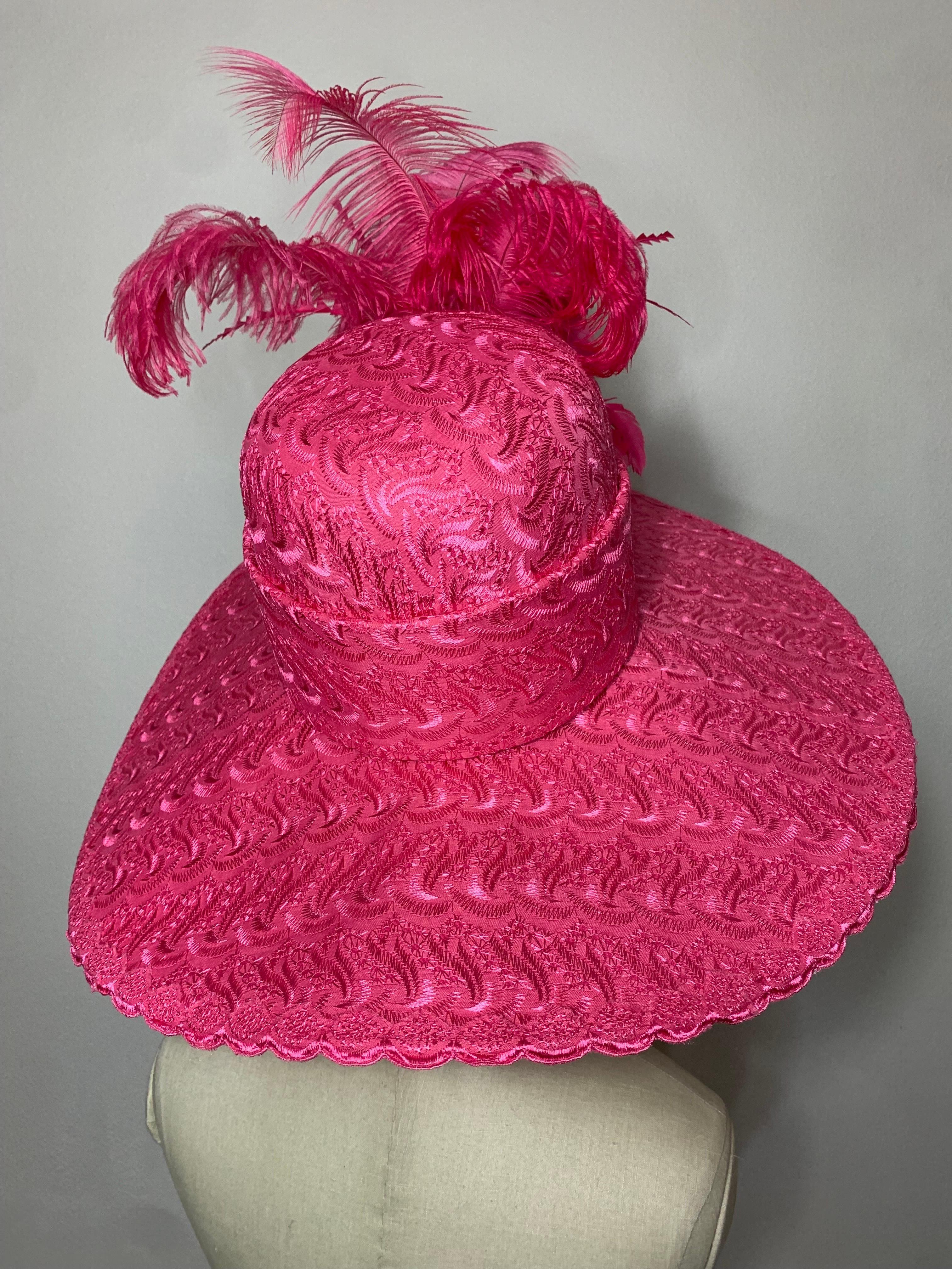 Maßgefertigter Brillantrosa bestickter, breiter Hut mit Federn aus Baumwolle mit Ösen und breiter Krempe im Angebot 5