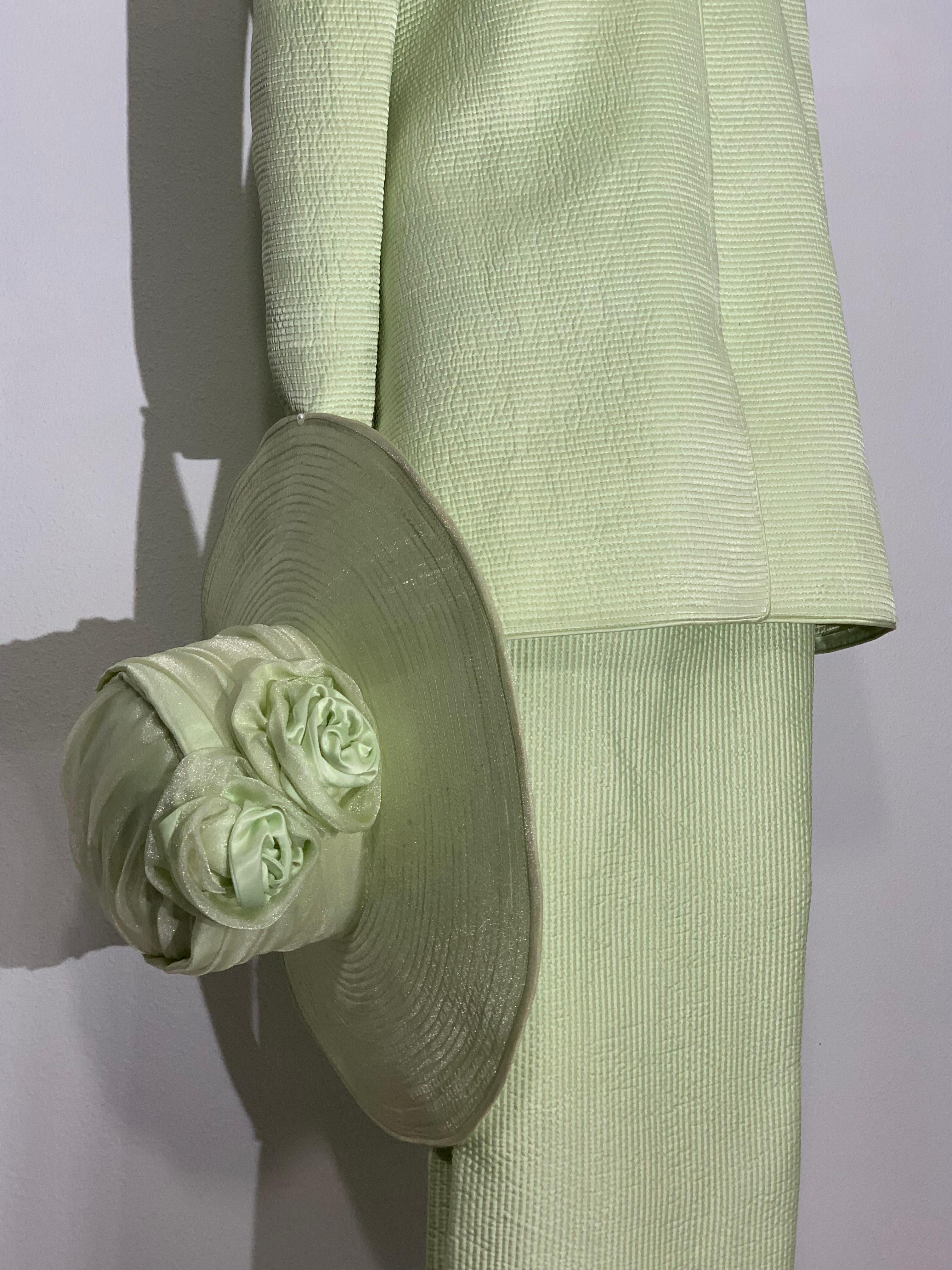 3 pièces Couture Quality Celadon Green Silk Quilted Pantsuit with Stovepipe Leg, Tunic Jacket and Coordinating Hat : Le costume est non doublé, de poids printanier, avec une veste tunique légèrement évasée et à col haut. Fermetures à