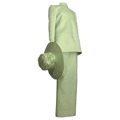 Tailleur trapuntato in seta verde Celadon con gamba a tubo e giacca a tunica, realizzato su misura.