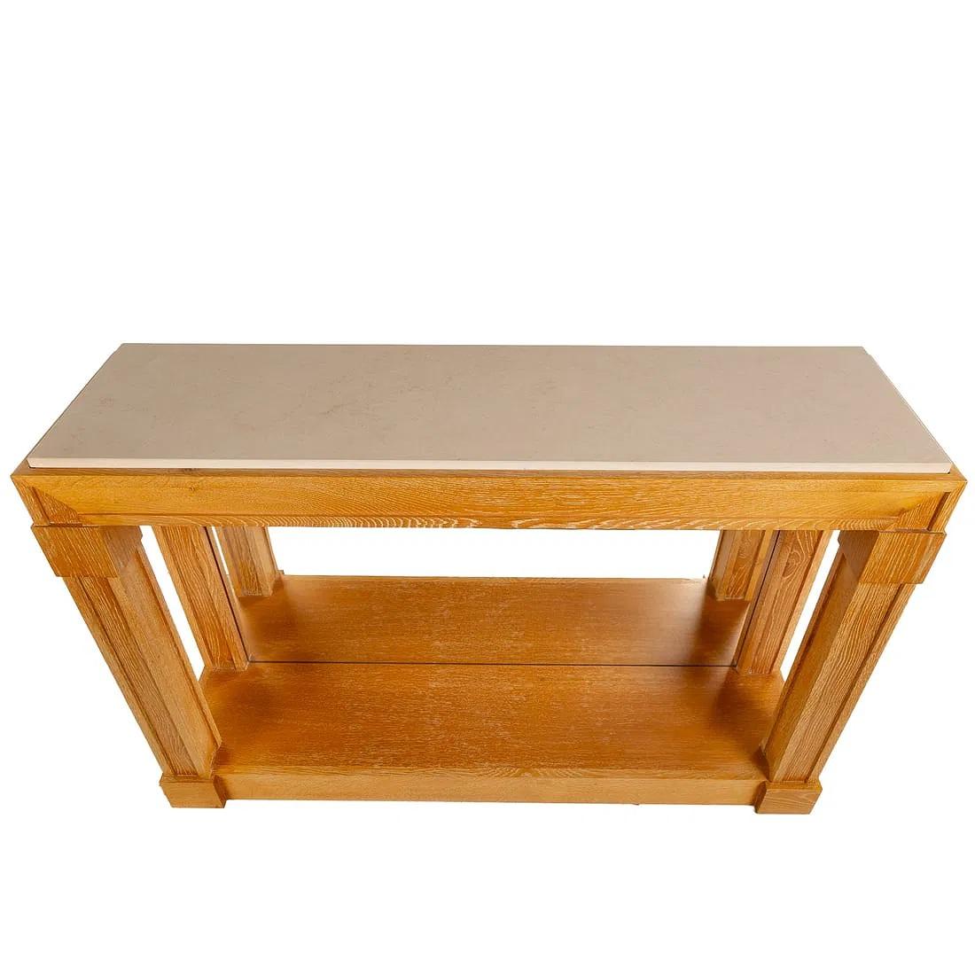 Design e artigianato di altissima qualità per questa elegante consolle modernista su misura in faggio biondo cerato con piano rettangolare in travertino su gambe e base a colonna.  

Circa anni '80.