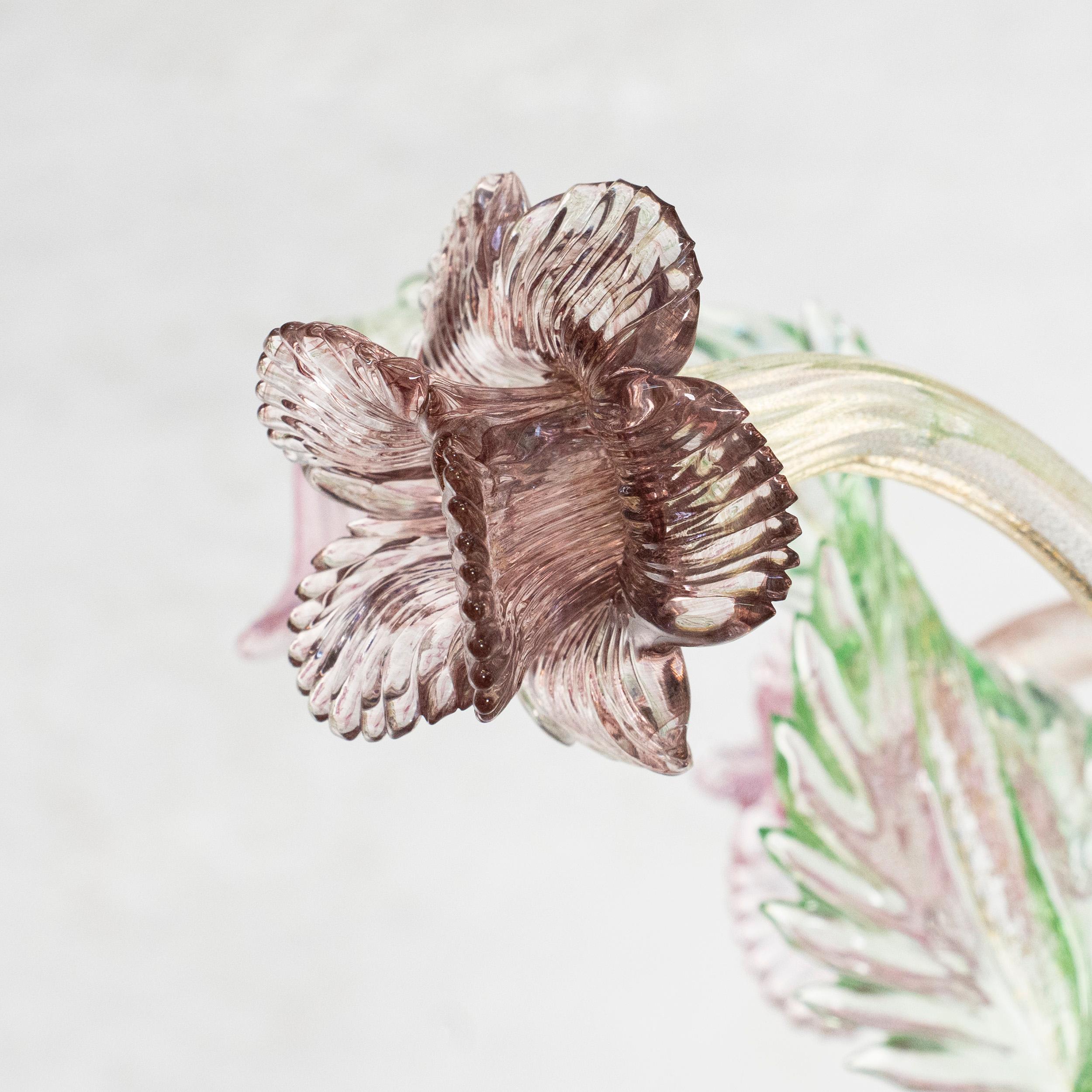 Dieser Kronleuchter hat 6 Arme aus goldenem Glas, während die Details in Rosa, Grün und Amethyst gehalten sind.
Maßgefertigter Kronleuchter mit Baldachin 6