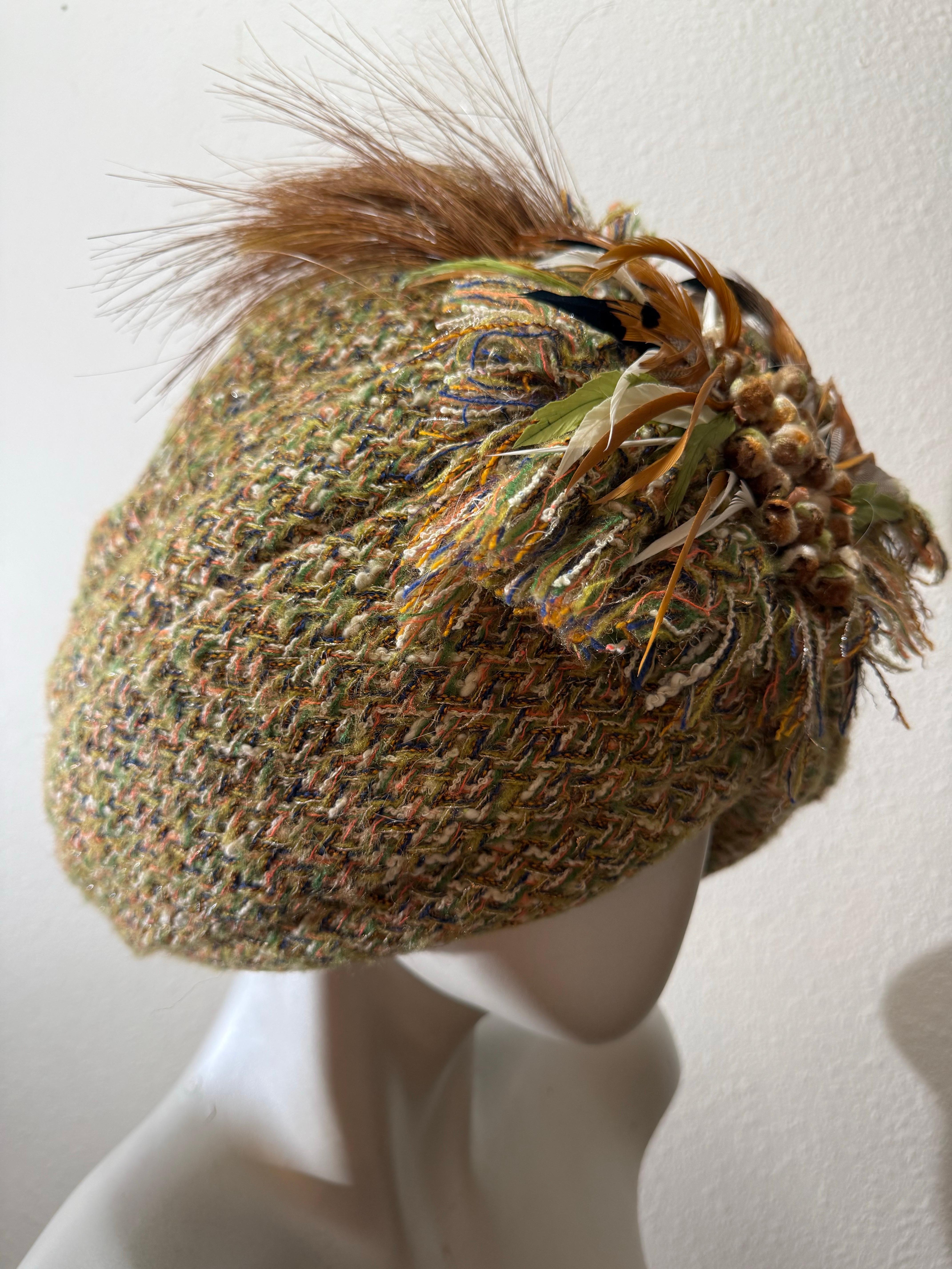 Turbante Chanel su misura in tessuto tweed dai toni autunnali con piume e nodi a frange in vendita 5