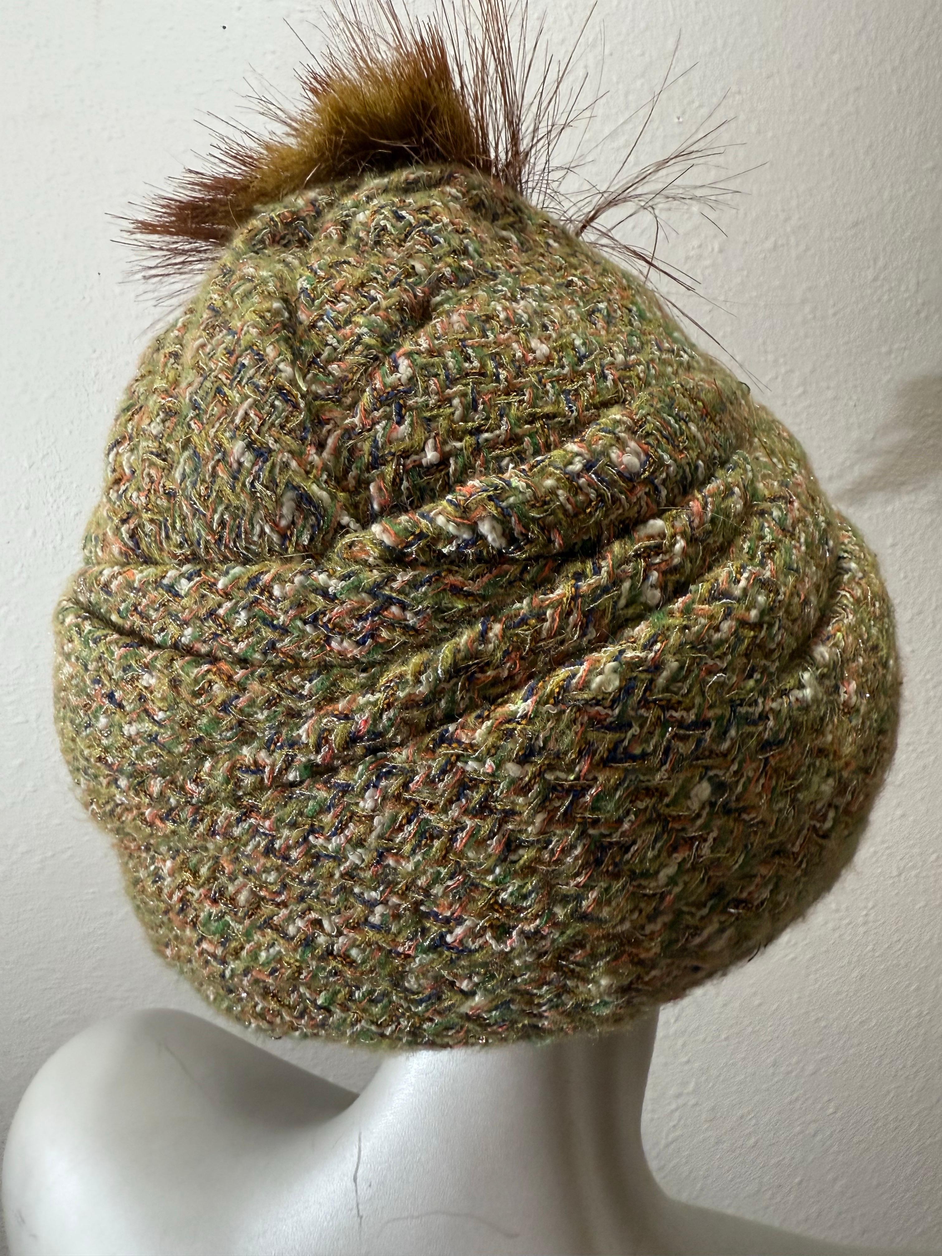 Turbante Chanel su misura in tessuto tweed dai toni autunnali con piume e nodi a frange in vendita 6