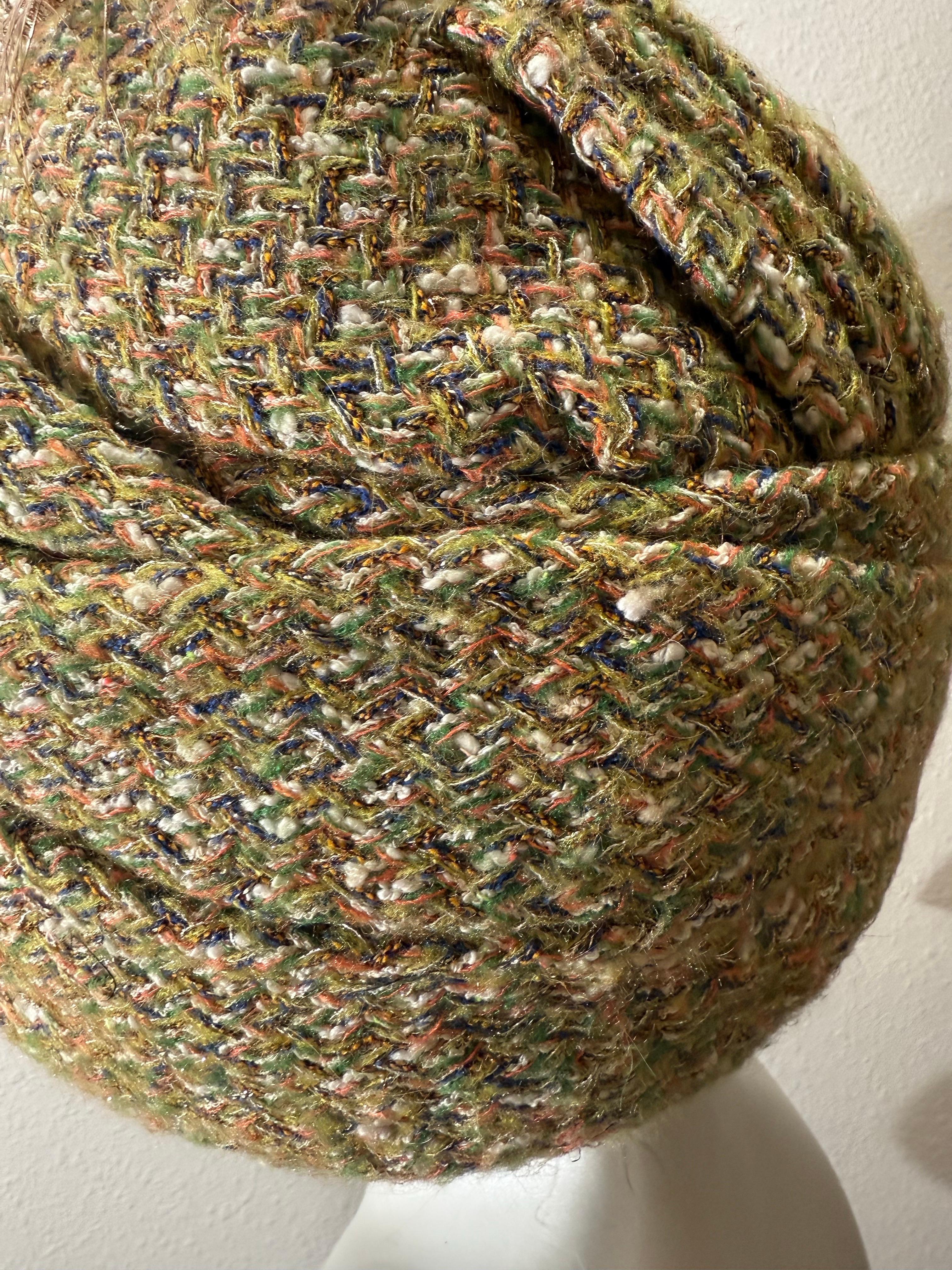 Turbante Chanel su misura in tessuto tweed dai toni autunnali con piume e nodi a frange in vendita 7