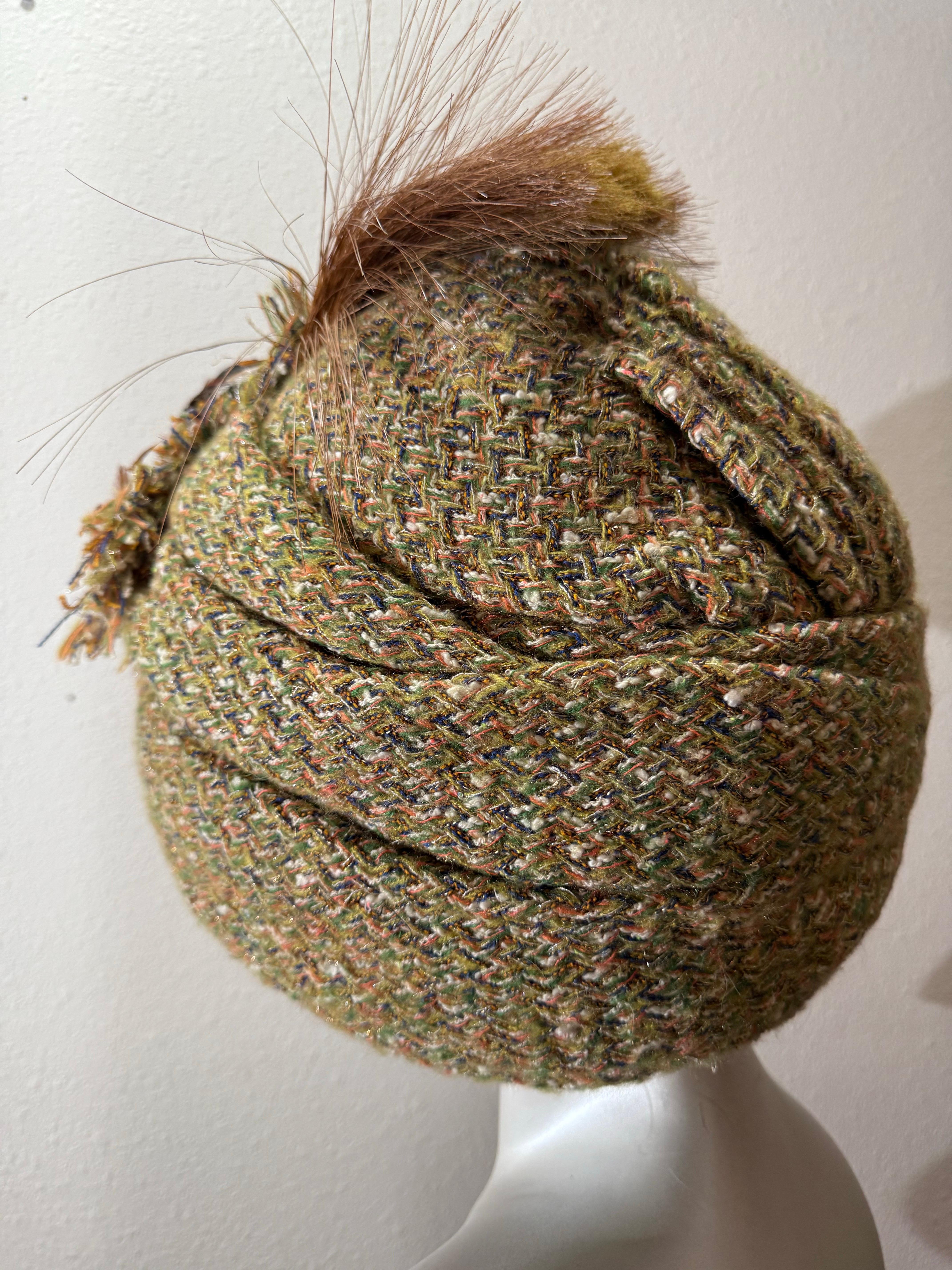 Turbante Chanel su misura in tessuto tweed dai toni autunnali con piume e nodi a frange in vendita 8