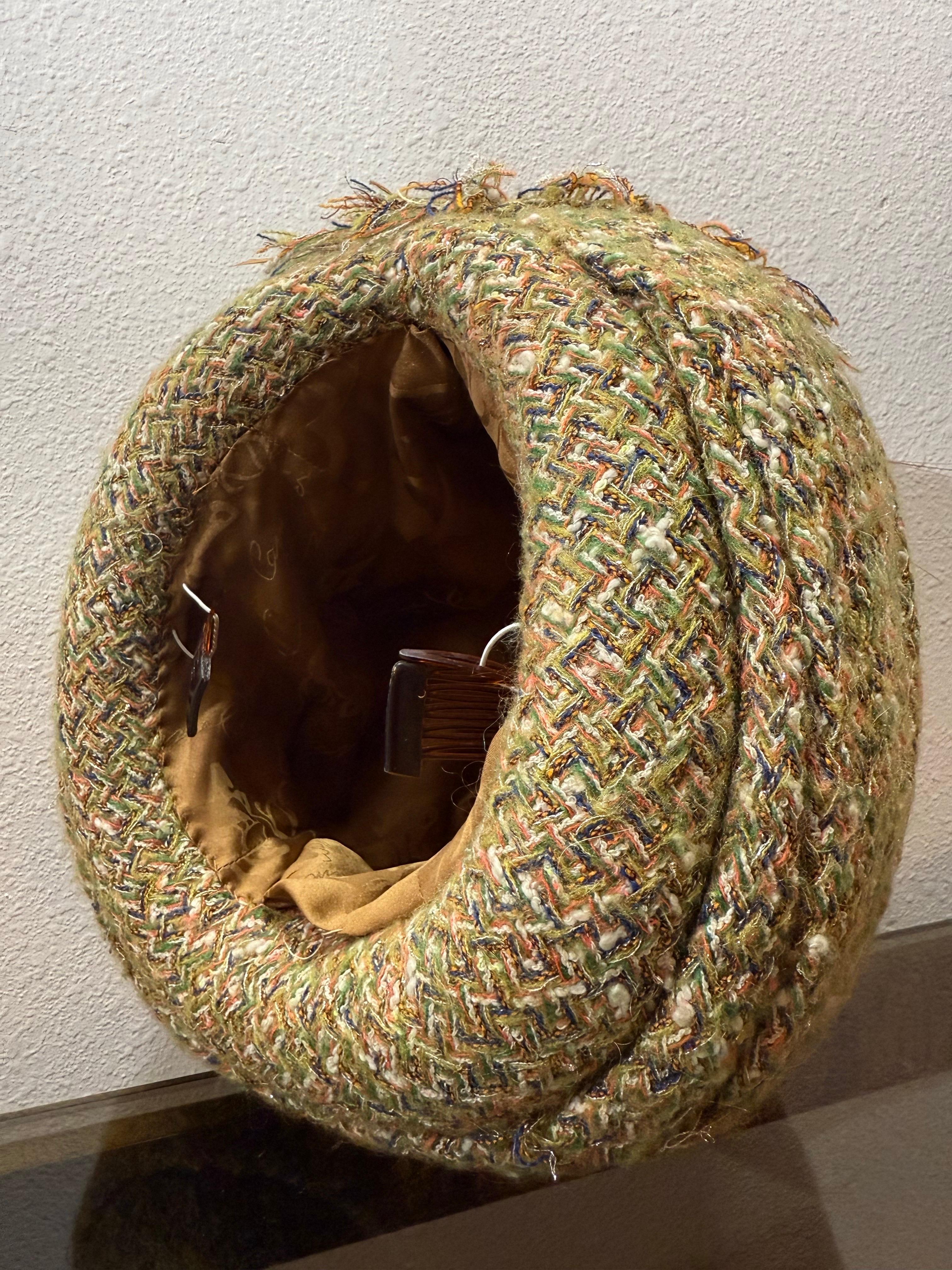 Turbante Chanel su misura in tessuto tweed dai toni autunnali con piume e nodi a frange in vendita 10