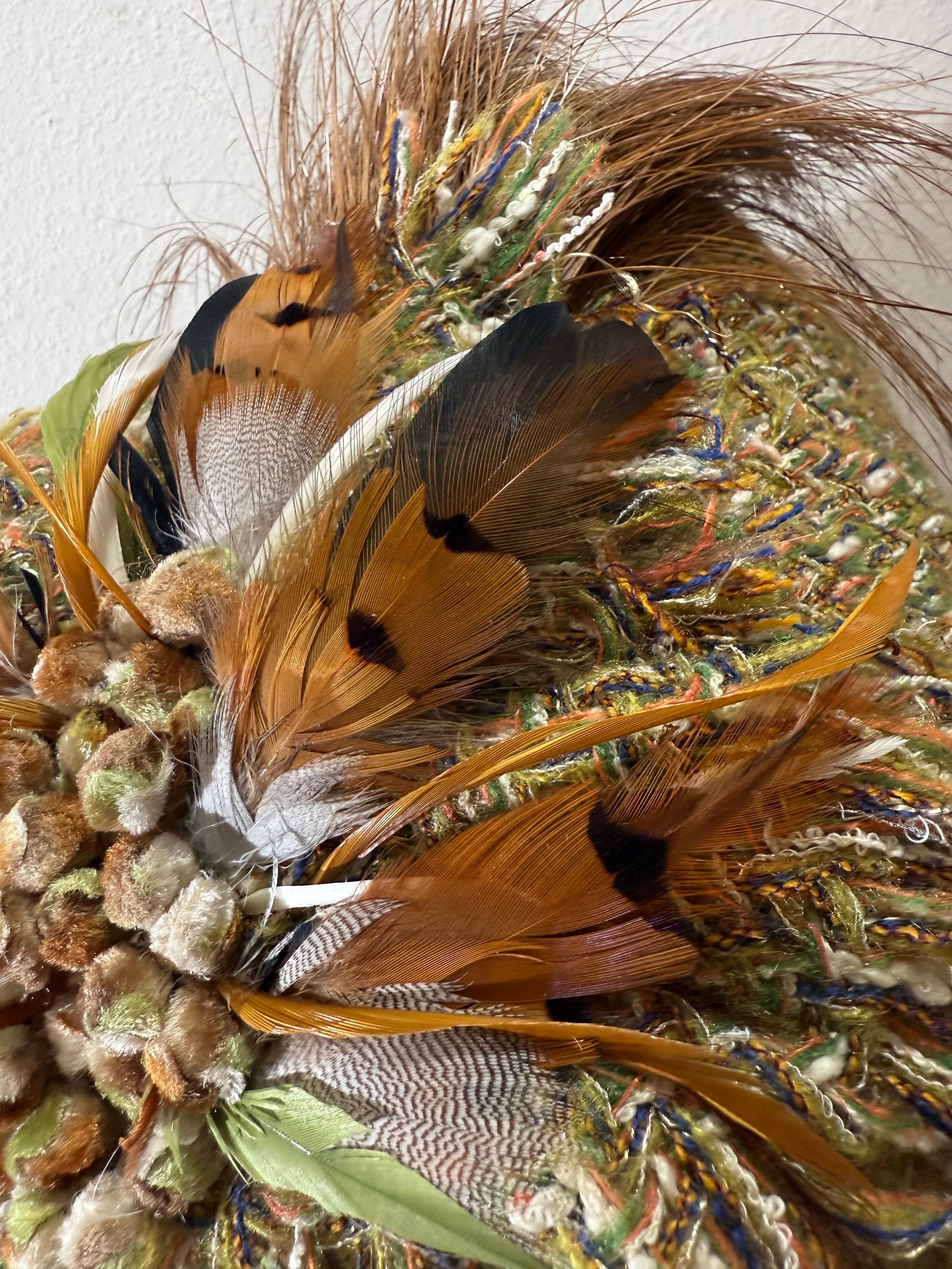 Marrone Turbante Chanel su misura in tessuto tweed dai toni autunnali con piume e nodi a frange in vendita