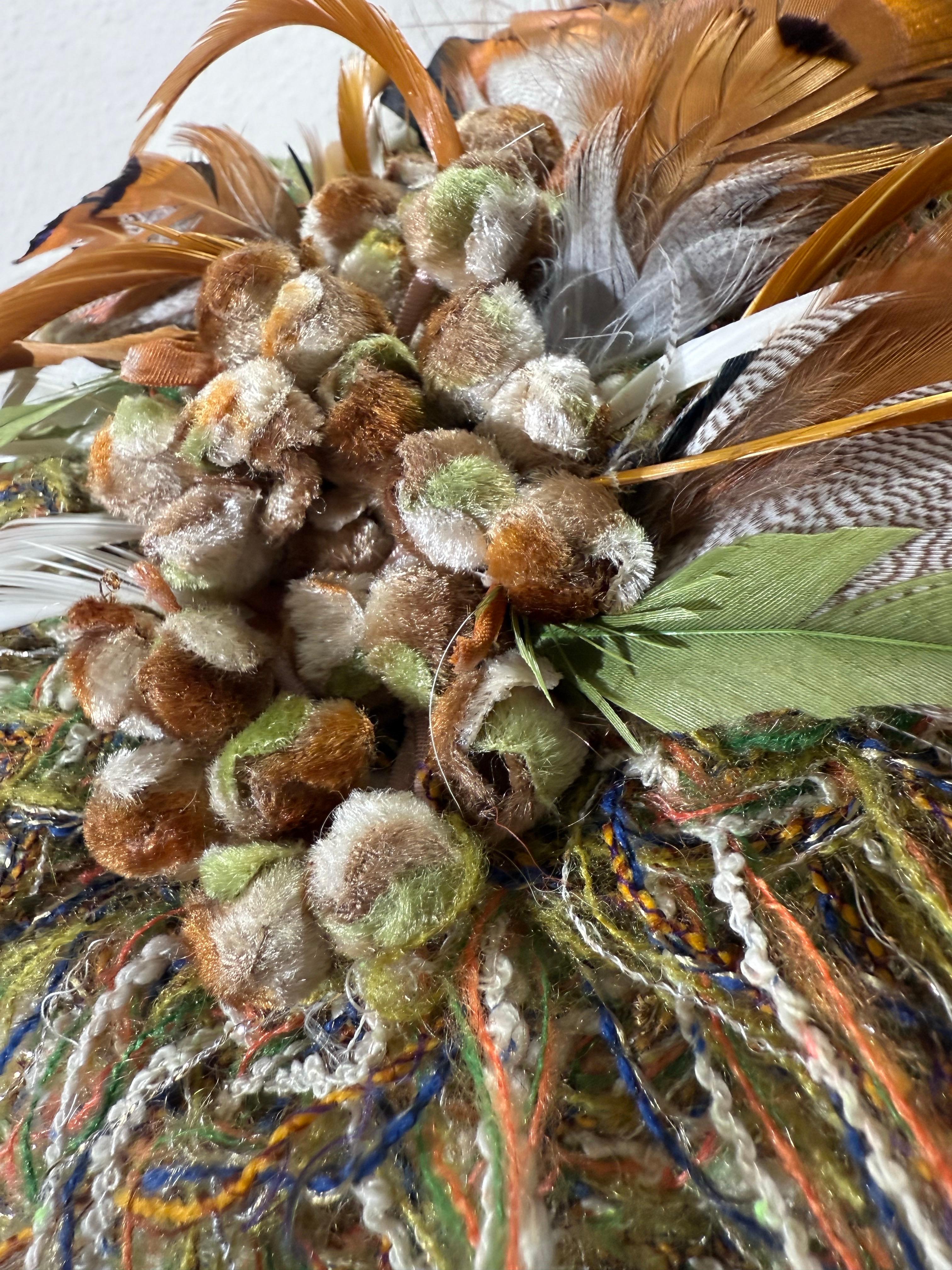 Turbante Chanel su misura in tessuto tweed dai toni autunnali con piume e nodi a frange In condizioni ottime in vendita a Gresham, OR