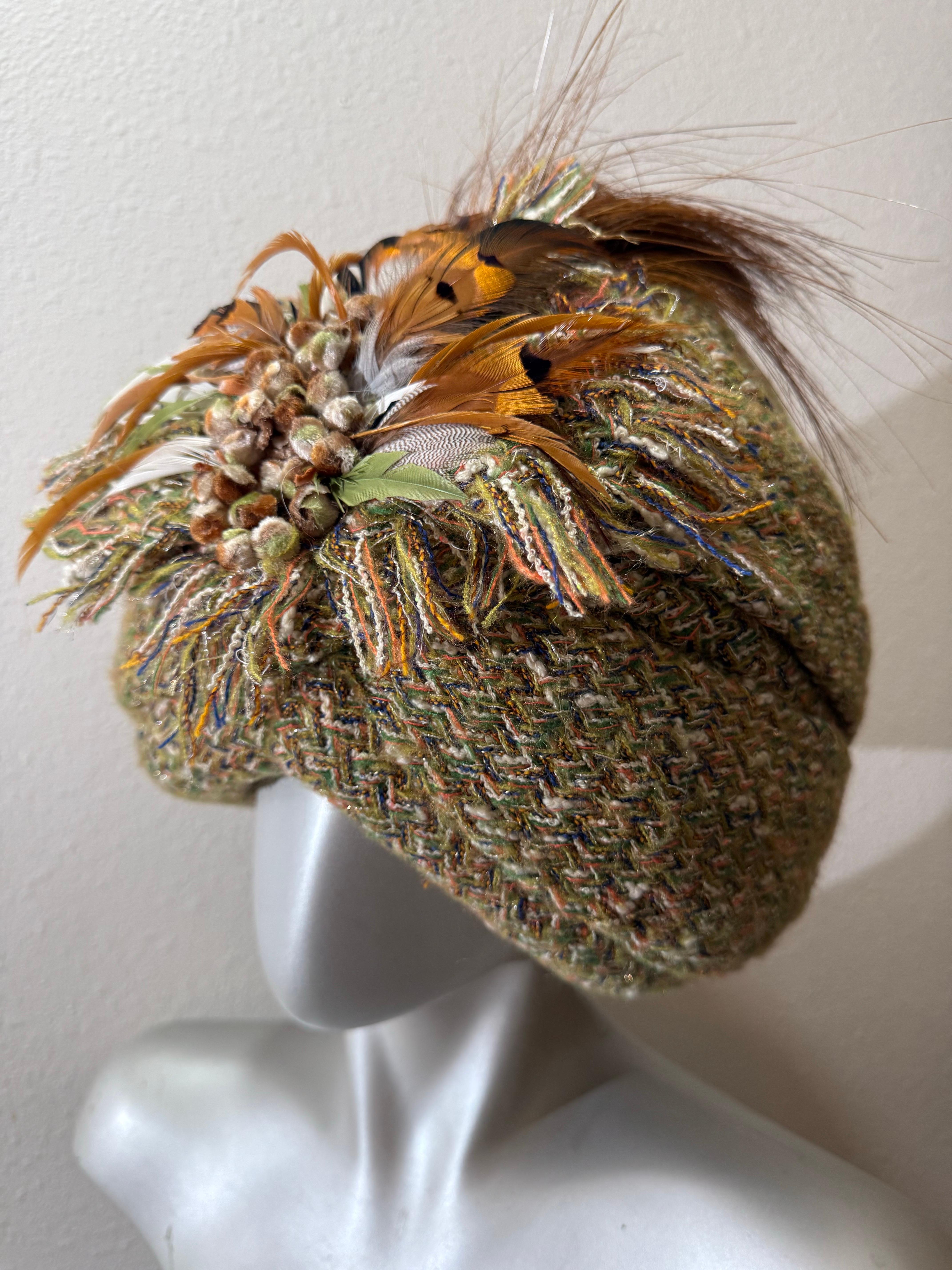 Donna Turbante Chanel su misura in tessuto tweed dai toni autunnali con piume e nodi a frange in vendita