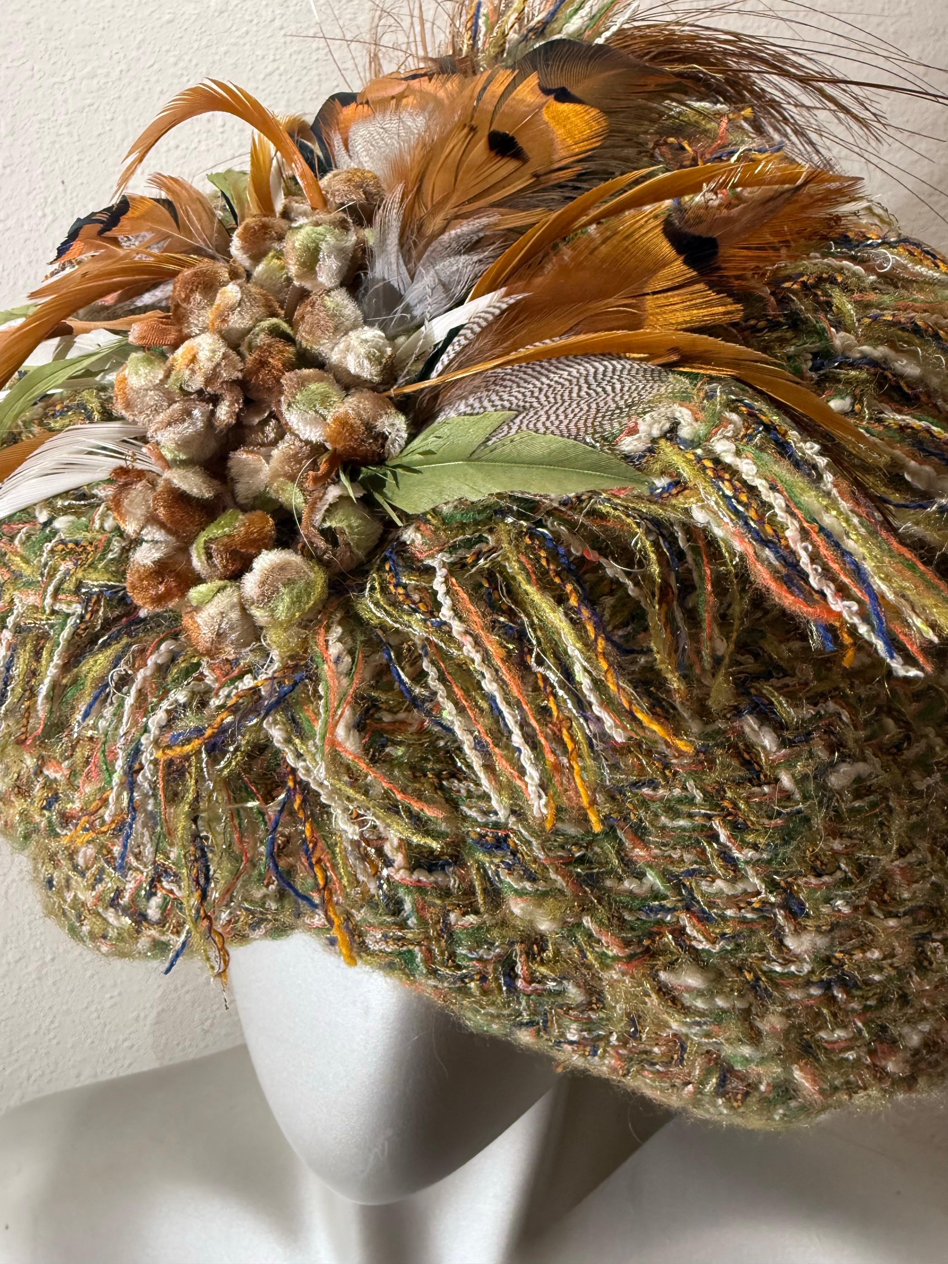 Turbante Chanel su misura in tessuto tweed dai toni autunnali con piume e nodi a frange in vendita 1