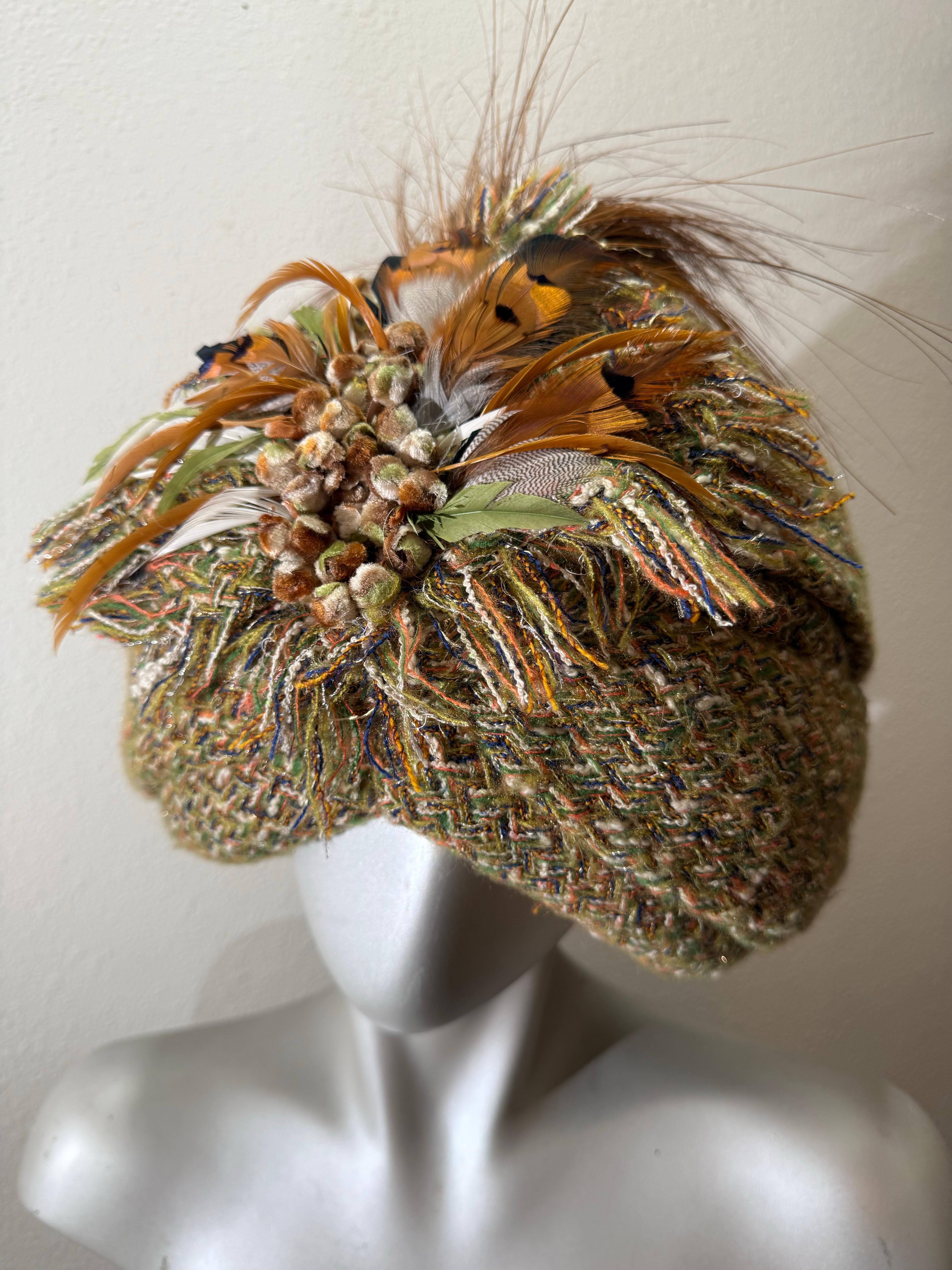 Turbante Chanel su misura in tessuto tweed dai toni autunnali con piume e nodi a frange in vendita 2