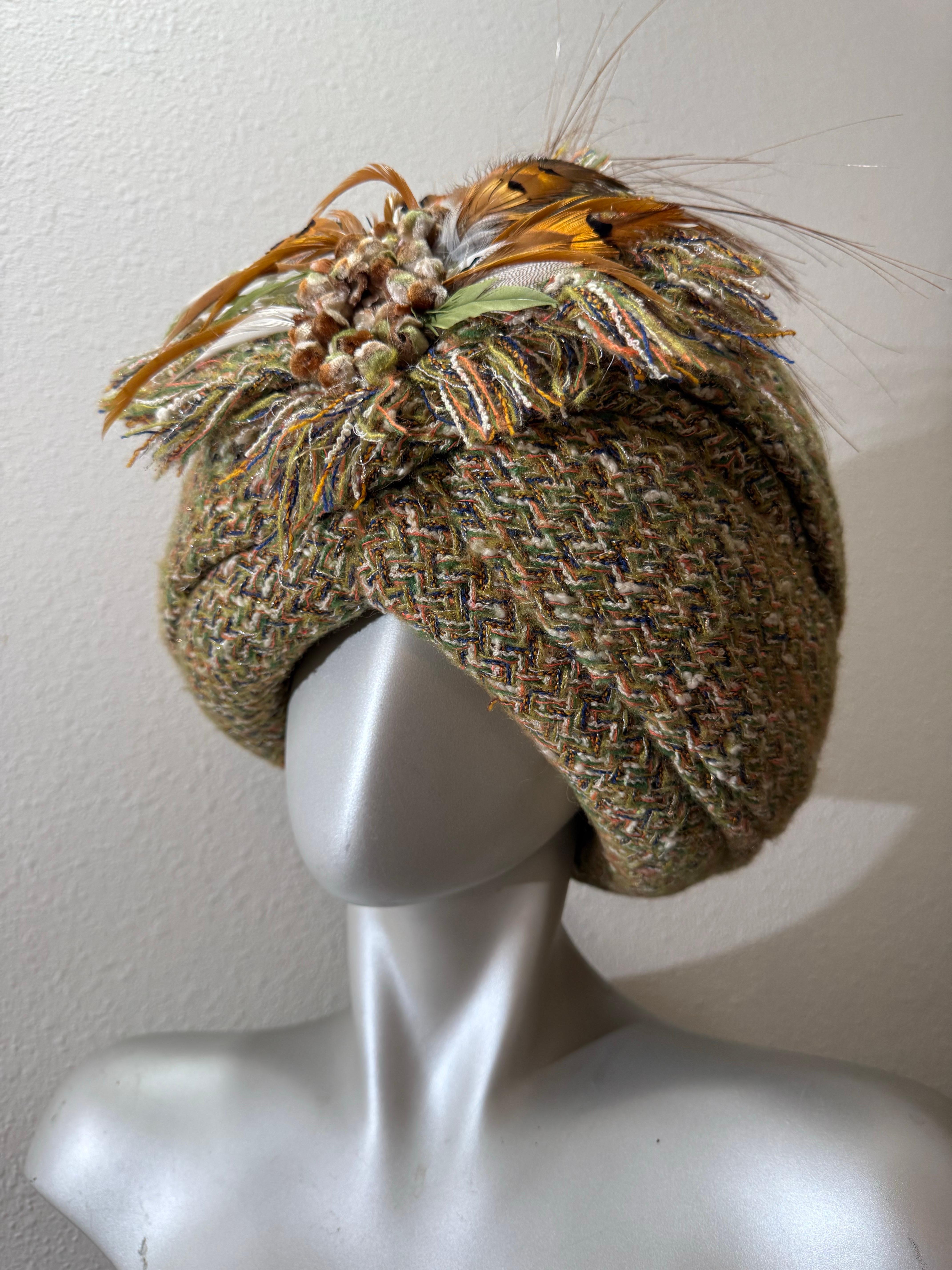 Turbante Chanel su misura in tessuto tweed dai toni autunnali con piume e nodi a frange in vendita 4