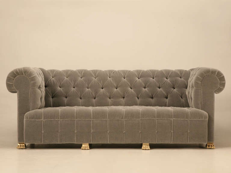 Dies ist unsere alte Plankenversion eines klassischen Chesterfield-Sofas, das in jeder Größe erhältlich ist. Das ursprüngliche Inspirationsstück stammte aus Monaco und war 13' lang mit denselben Löwentatzenfüßen. Von den wunderschön detaillierten