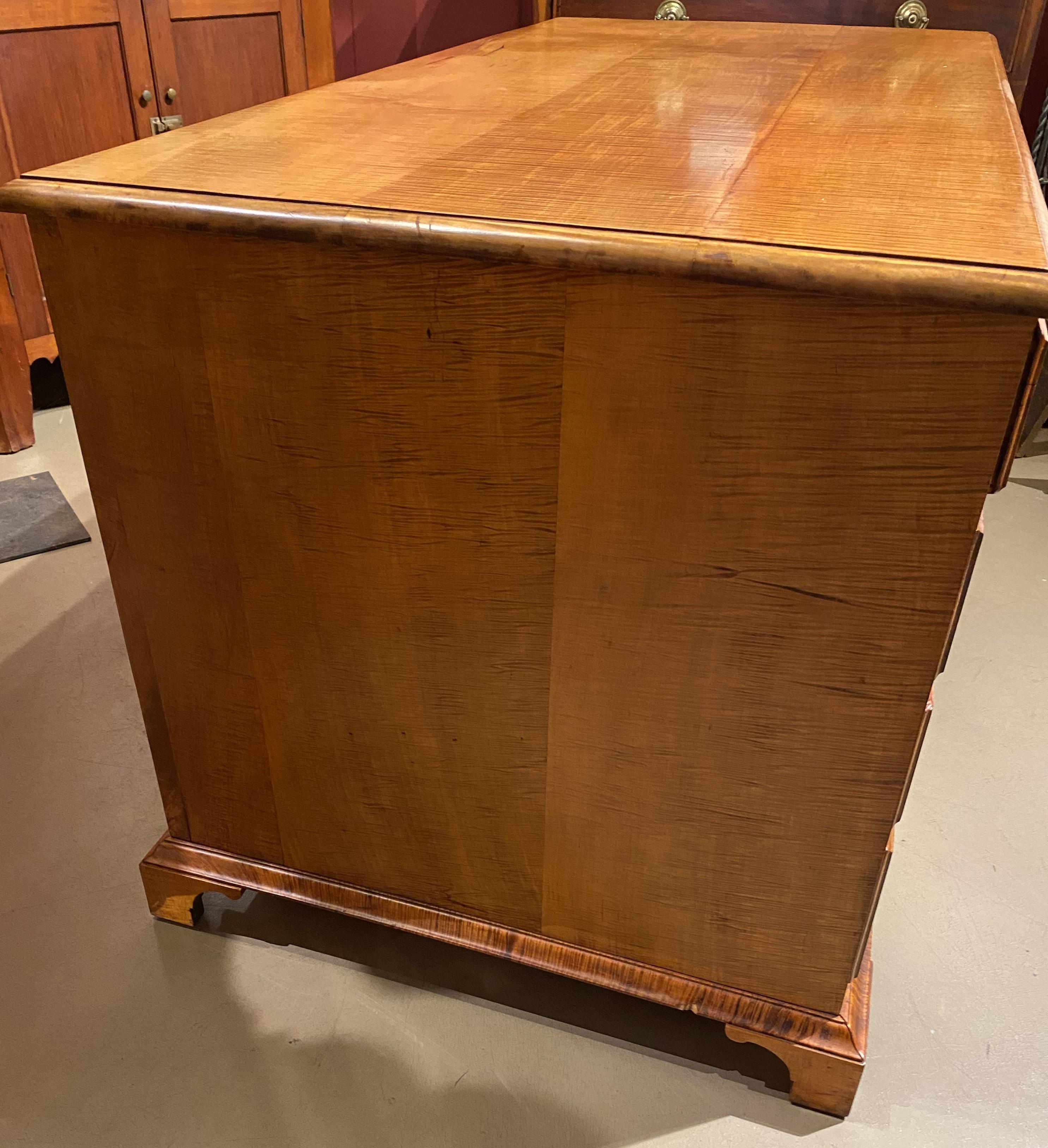 Maßgefertigter Partner-Schreibtisch im Chippendale-Stil aus Tigerahornholz (20. Jahrhundert) im Angebot