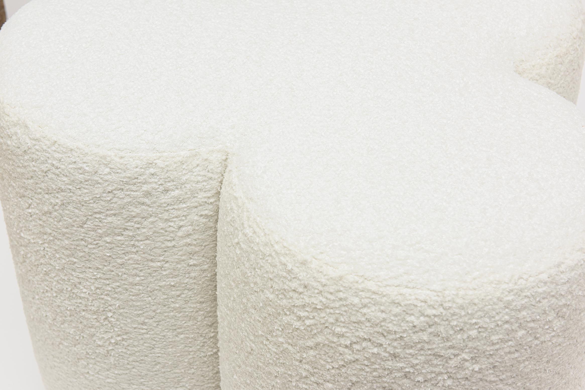 Ottomans ou bancs en édition limitée fabriqués sur mesure avec tissu bouclé blanc cassé en vente 4